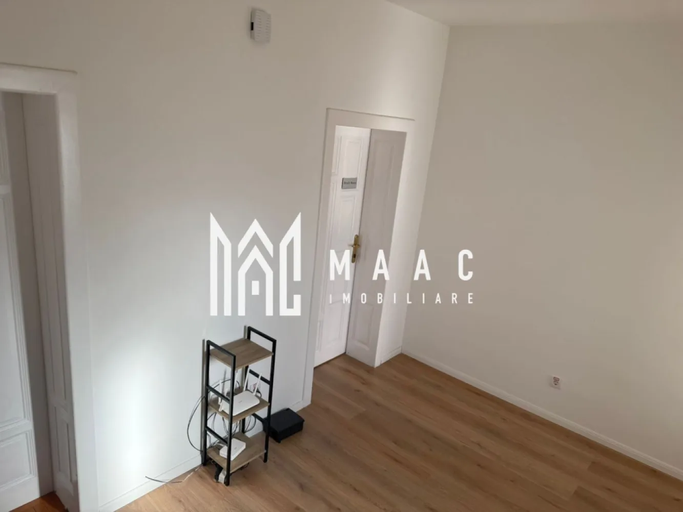 Spațiu de Inchiriat I 48 mp I Stadiu de Cheie I Zona Dumbravii - MAAC Imobiliare oferă spre închiriere etajul 1 al unui imobil cu un singur nivel, complet renovat și predat la stadiul de cheie. Spațiul este ideal pentru birouri, cabinete sau activități comerciale ușoare, aflându-se într-o zonă cu trafic intens. Caracteristici ale spațiului: Suprafață utilă: 48 mp Compartimentare practică: 2 camere luminoase, recent renovate Spațiu de depozitare de 5 mp Baie modernizată Hol Balcon Etaj 1/1 Finisaje noi, spațiu curat și pregătit pentru activitate imediată Avantaje: Localizare excelentă în Zona Dumbravii – str. Gheorghe Dima Vizibilitate ridicată datorită traficului intens Acces rapid către mijloace de transport, servicii și zone comerciale Spațiu versatil, potrivit pentru diverse activități profesionale Pentru detalii suplimentare, consultanță sau programarea unei vizionări, va rugăm să ne contactati specificand ID: CP2839734. }}