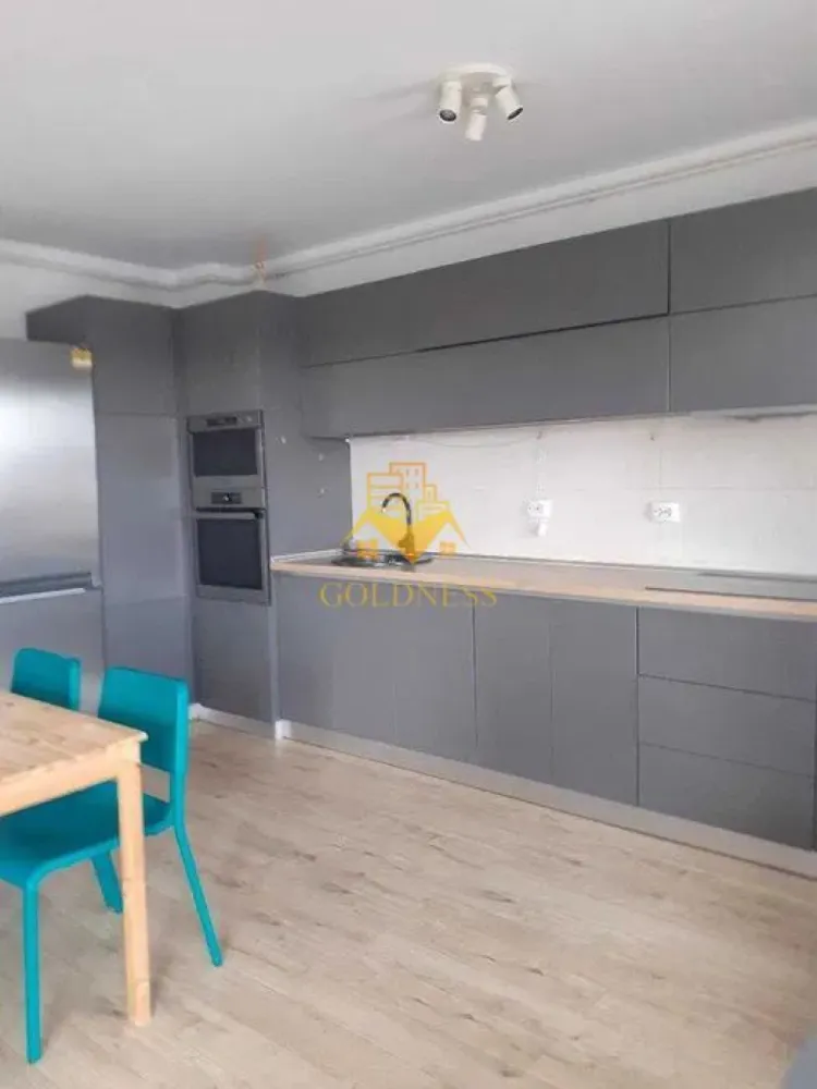 2 camere, modern, bloc nou, garaj,terasa, Gheorgheni Grand Park, Sopor - GOLDNESS Imobiliare vă propune spre închiriere un apartament cu 2 camere open space, complet mobilat și utilat, la etajul 4 într-un imobil de 10 etaje, în Cartierul Gheorgheni. Dispune de loc de parcare subteran contra cost 50 euro! Se află în apropierea stațiilor de transport în comun, magazine, restaurante, spații verzi, farmacii, etc. Apartamentul este compartimentat astfel: - dormitor cu canapea extensibila, dressing. - living cu bucatarie open space complet utilată și mobilată, canapea extensibilă, loc de servit masa - baie cu cabina de dus, calorifer port prosop și dulap pentru depozitare. - terasa de 6 mp. Imobilul este dotat cu toate cele necesare- centrală proprie, frigider, aragaz, hotă, mașină de spălat haine si vase, AC, televizor, etc. Dacă sunteți interesați de acest apartament și doriți să îl vizionați, dar și pentru alte oferte nu ezitați să ne contactați telefonic sau prin e-mail. Vă stăm la dispoziție! Pentru intermediere se percepe un comision de 50% din prețul chiriei! }}