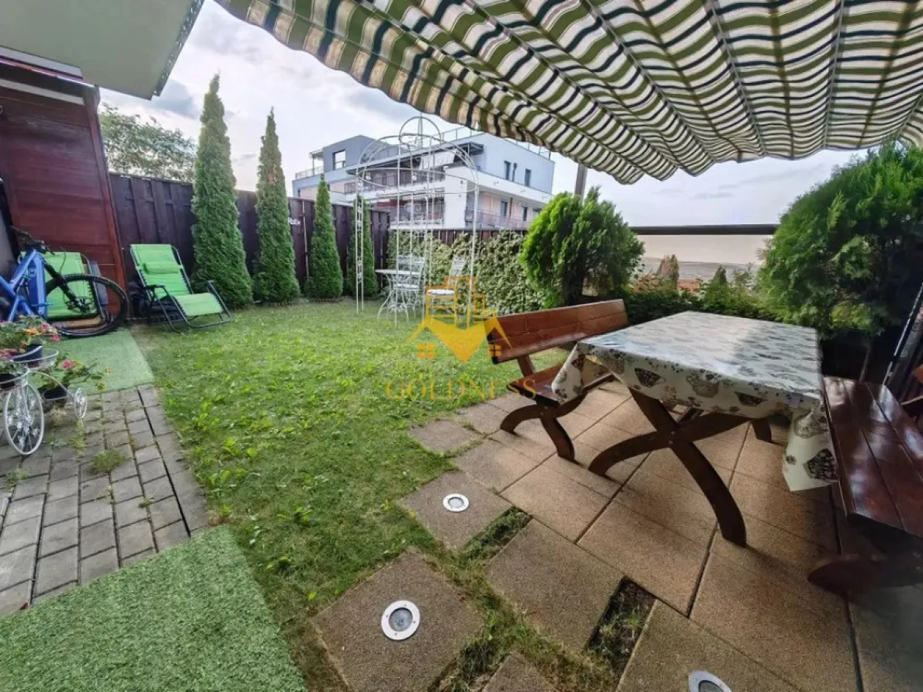 2 camere, modern, gradina,Europa zona Calea Turzii,Petrom,Leroy Merlin - GOLDNESS Imobiliare vă propune spre închiriere un apartament cu 2 camere complet mobilat și utilat, la parter într-un imobil de 8 etaje, în Cartierul Europa. Se poate inchiria parcare cu 50 euro! Se află în apropierea stațiilor de transport în comun, magazine, restaurante, spații verzi, farmacii, etc. Apartamentul este compartimentat astfel: - dormitor cu pat matrimonial, dressing, noptiere - living cu canapea extensibila, spatiu pentru depozitare - bucatarie complet mobilata, utilata, loc de luat masa - baie cu cada, calorifer port prosop și dulap pentru depozitare. - gradina 40 mp. Imobilul este dotat cu toate cele necesare- centrală proprie, frigider, aragaz, hotă, mașină de spălat haine, etc. Dacă sunteți interesați de acest apartament și doriți să îl vizionați, dar și pentru alte oferte nu ezitați să ne contactați telefonic sau prin e-mail. Vă stăm la dispoziție! Pentru intermediere se percepe un comision de 50% din prețul chiriei! }}