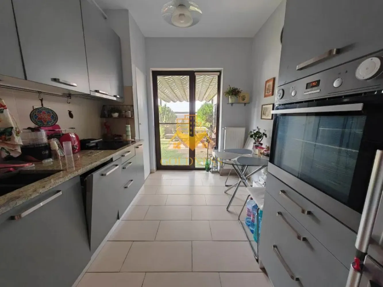 2 camere, modern, gradina,Europa zona Calea Turzii,Petrom,Leroy Merlin - GOLDNESS Imobiliare vă propune spre închiriere un apartament cu 2 camere complet mobilat și utilat, la parter într-un imobil de 8 etaje, în Cartierul Europa. Se poate inchiria parcare cu 50 euro! Se află în apropierea stațiilor de transport în comun, magazine, restaurante, spații verzi, farmacii, etc. Apartamentul este compartimentat astfel: - dormitor cu pat matrimonial, dressing, noptiere - living cu canapea extensibila, spatiu pentru depozitare - bucatarie complet mobilata, utilata, loc de luat masa - baie cu cada, calorifer port prosop și dulap pentru depozitare. - gradina 40 mp. Imobilul este dotat cu toate cele necesare- centrală proprie, frigider, aragaz, hotă, mașină de spălat haine, etc. Dacă sunteți interesați de acest apartament și doriți să îl vizionați, dar și pentru alte oferte nu ezitați să ne contactați telefonic sau prin e-mail. Vă stăm la dispoziție! Pentru intermediere se percepe un comision de 50% din prețul chiriei! }}