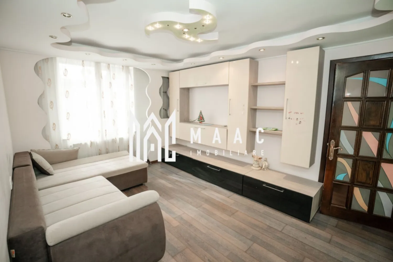 Apartament 2 camere | Parter | Renovat - ID anunț: CP2950085 MAAC Imobiliare vă propune spre vânzare un apartament situat în zona centrală a municipiului Râmnicu Vâlcea, pe strada Calea lui Traian, la parterul unui imobil P+3, bloc anvelopat, construit din cărămidă. Proprietatea beneficiază de o amplasare excelentă, în imediata apropiere a centrului orașului, în vecinătatea instituțiilor de învățământ de prestigiu precum Colegiul Național Alexandru Lahovari și Colegiul Național Mircea cel Bătrân. Zona este liniștită, cu acces facil către: magazine și spații comerciale restaurante și cafenele mijloace de transport locuri de parcare destinate exclusiv locatarilor Caracteristici apartament: Compartimentare semidecomandată Bucătărie Hol Baie cu geam pentru aerisire naturală Living cu acces către dormitor Fără balcon (apartament situat la parter) Bloc din cărămidă Apartamentul a fost renovat integral în perioada anilor 2010 și se vinde exact ca în fotografiile de prezentare, fiind pregătit pentru mutare imediată. Datorită poziționării excelente, proprietatea este potrivită atât pentru locuință personală, cât și pentru investiție (închiriere pe termen lung). Pentru mai multe informații sau pentru programarea unei vizionări, echipa MAAC Imobiliare vă stă la dispoziție. }}