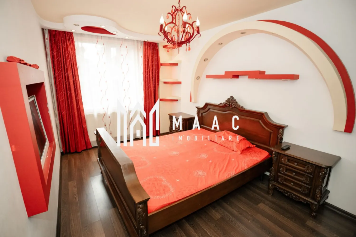 Apartament 2 camere | Parter | Renovat - ID anunț: CP2950085 MAAC Imobiliare vă propune spre vânzare un apartament situat în zona centrală a municipiului Râmnicu Vâlcea, pe strada Calea lui Traian, la parterul unui imobil P+3, bloc anvelopat, construit din cărămidă. Proprietatea beneficiază de o amplasare excelentă, în imediata apropiere a centrului orașului, în vecinătatea instituțiilor de învățământ de prestigiu precum Colegiul Național Alexandru Lahovari și Colegiul Național Mircea cel Bătrân. Zona este liniștită, cu acces facil către: magazine și spații comerciale restaurante și cafenele mijloace de transport locuri de parcare destinate exclusiv locatarilor Caracteristici apartament: Compartimentare semidecomandată Bucătărie Hol Baie cu geam pentru aerisire naturală Living cu acces către dormitor Fără balcon (apartament situat la parter) Bloc din cărămidă Apartamentul a fost renovat integral în perioada anilor 2010 și se vinde exact ca în fotografiile de prezentare, fiind pregătit pentru mutare imediată. Datorită poziționării excelente, proprietatea este potrivită atât pentru locuință personală, cât și pentru investiție (închiriere pe termen lung). Pentru mai multe informații sau pentru programarea unei vizionări, echipa MAAC Imobiliare vă stă la dispoziție. }}