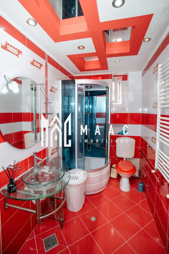 Apartament 2 camere | Parter | Renovat - ID anunț: CP2950085 MAAC Imobiliare vă propune spre vânzare un apartament situat în zona centrală a municipiului Râmnicu Vâlcea, pe strada Calea lui Traian, la parterul unui imobil P+3, bloc anvelopat, construit din cărămidă. Proprietatea beneficiază de o amplasare excelentă, în imediata apropiere a centrului orașului, în vecinătatea instituțiilor de învățământ de prestigiu precum Colegiul Național Alexandru Lahovari și Colegiul Național Mircea cel Bătrân. Zona este liniștită, cu acces facil către: magazine și spații comerciale restaurante și cafenele mijloace de transport locuri de parcare destinate exclusiv locatarilor Caracteristici apartament: Compartimentare semidecomandată Bucătărie Hol Baie cu geam pentru aerisire naturală Living cu acces către dormitor Fără balcon (apartament situat la parter) Bloc din cărămidă Apartamentul a fost renovat integral în perioada anilor 2010 și se vinde exact ca în fotografiile de prezentare, fiind pregătit pentru mutare imediată. Datorită poziționării excelente, proprietatea este potrivită atât pentru locuință personală, cât și pentru investiție (închiriere pe termen lung). Pentru mai multe informații sau pentru programarea unei vizionări, echipa MAAC Imobiliare vă stă la dispoziție. }}