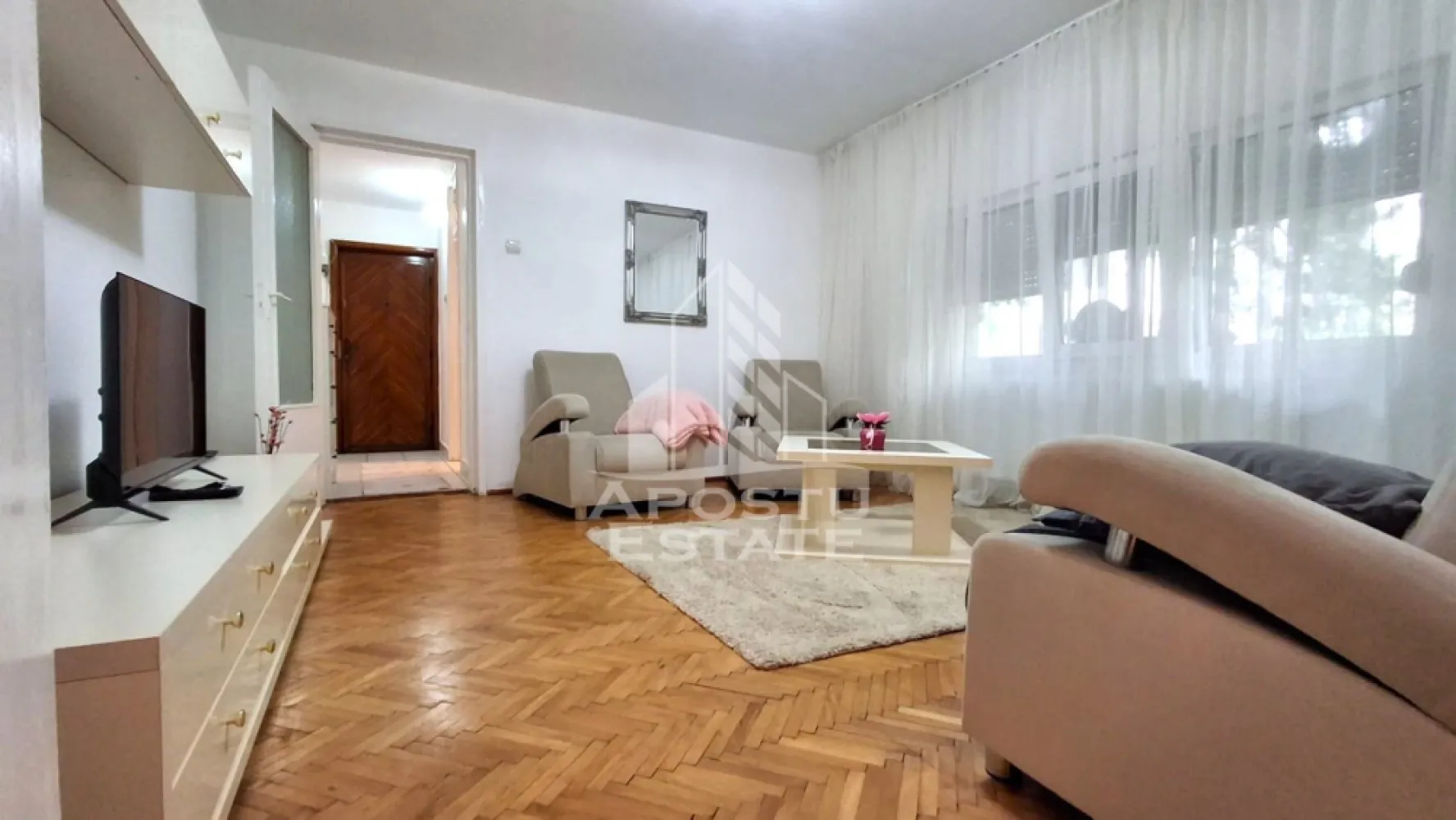 Apartament 2 camere Cal.Romanilor.Din 01.08 - Apostu Estate va propune spre inchiriere un apartament cu 2 camere semidecomandat in zona Calea Romanilor.
Apartamentul are o suprafata utila de 60 mp utili si se afla la parter.
Confortul termic se realizeaza prin centrala proprie pe gaz sistem de incalzire prin calorifere.
Compartimentare:
-hol
-bucatarie
-sufragerie
-hol
-baie
-dormitor

Vecinitati:
-institutii bancare
-supermarket
-mijloace de transport
-scoli

Apartamentul se afla intr-o zona buna cu acces facil la mijloacele de transport in comun.
Toate camerele sunt complet utilate si mobilate astfel incat veti gasi tot ce aveti nevoie pentru o viata comoda si placuta.
Pentru mai multe detalii nu ezitati sa ne contactati!
Va astept cu drag la vizionare!

 ID: CP1900078