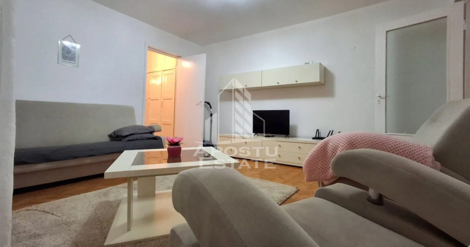 Apartament 2 camere Cal.Romanilor.Din 01.08 - Apostu Estate va propune spre inchiriere un apartament cu 2 camere semidecomandat in zona Calea Romanilor.
Apartamentul are o suprafata utila de 60 mp utili si se afla la parter.
Confortul termic se realizeaza prin centrala proprie pe gaz sistem de incalzire prin calorifere.
Compartimentare:
-hol
-bucatarie
-sufragerie
-hol
-baie
-dormitor

Vecinitati:
-institutii bancare
-supermarket
-mijloace de transport
-scoli

Apartamentul se afla intr-o zona buna cu acces facil la mijloacele de transport in comun.
Toate camerele sunt complet utilate si mobilate astfel incat veti gasi tot ce aveti nevoie pentru o viata comoda si placuta.
Pentru mai multe detalii nu ezitati sa ne contactati!
Va astept cu drag la vizionare!

 ID: CP1900078