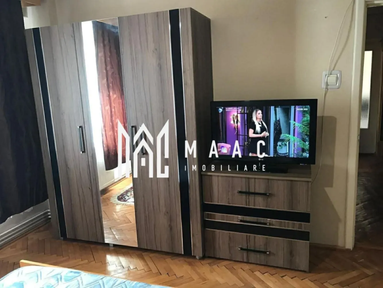 OPORTUNITATE UNICA I Apartament 2 Camere I Calea Dumbravii - Se oferă spre vânzare un apartament spațios, situat într-una dintre cele mai apreciate și căutate zone din Sibiu – Piața Aurel Vlaicu, la intersecția dintre Calea Dumbrăvii și Bulevardul Mihai Viteazul. Zona este extrem de bine cotată, cu acces rapid către centru, centre comerciale, școli, parcuri și mijloace de transport. Apartamentele disponibile aici sunt rare, ceea ce transformă proprietatea într-o oportunitate reală de investiție. Detalii proprietate: 2 camere decomandate suprafață utilă: 65 mp etaj 5 din 8 lift nou bloc recent renovat hol de bloc foarte spațios pivniță inclusă Compartimentare: hol de acces generos living spațios dormitor bucătărie mare baie cu geam de aerisire balcon spațios În prezent, bucătăria este amenajată în balcon, însă spațiul permite recompartimentare ușoară, putând fi readusă în zona inițială și transformată în living open-space sau reconfigurată după preferințe. Alte informații: Apartamentul necesită renovare, oferind astfel viitorului proprietar posibilitatea de a-l amenaja integral după propriul gust și standard. -Zonă premium -Suprafață generoasă - Compartimentare decomandată - Potențial mare de personalizare -Oportunitate rară în zona Ideal atât pentru locuință proprie, cât și pentru investiție pe termen lung. Pentru mai multe informati si vizionari: ID: CP2947703
