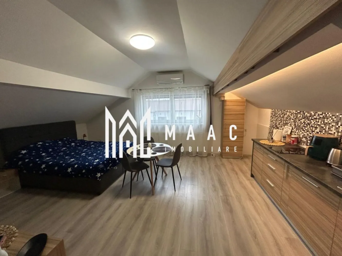 Garsonieră tip studio de vânzare, 58 mp utili I Cartierul Arhitecților - MAAC Imobiliare va propune spre vanzare un apartament cu o cameră tip studio, spațios și luminos, situat într-o zonă liniștită și în plină dezvoltare – Cartierul Arhitecților din Sibiu. Cu o suprafață generoasă de 58 mp utili, studioul este compartimentat inteligent în regim open-space, oferind un ambient modern și aerisit. Proprietatea se vinde complet mobilată și utilată, fiind pregătită pentru mutare imediată sau pentru investiție (închiriere). ✨ Dotări și beneficii: Living open-space cu bucătărie complet mobilată și utilată Aer condiționat Dressing generos Baie modernă Multiple spații de depozitare Etaj 3 – mansardă (intimitate și priveliște deschisă) Boxă la subsol inclusă Loc de parcare propriu inclus în preț Zona Arhitecților oferă numeroase facilități: • Acces rapid către oraș prin Calea Cisnădiei • Străzi asfaltate și iluminat public • Stație de autobuz în apropiere • Supermarketuri și alte magazine mixte • În apropiere se află benzinărie Euroil, bancă, școală generală, fast-food și farmacie. • Cartier în dezvoltare, cu infrastructură nouă și vecinătate selectă Apartamentul este ideal pentru o persoană singură, un cuplu sau pentru investiție, datorită suprafeței peste media studiourilor și a facilităților incluse. 📞 Pentru mai multe detalii, vă rugăm să menționați telefonic ID-ul anunțului: CP2938004. }}