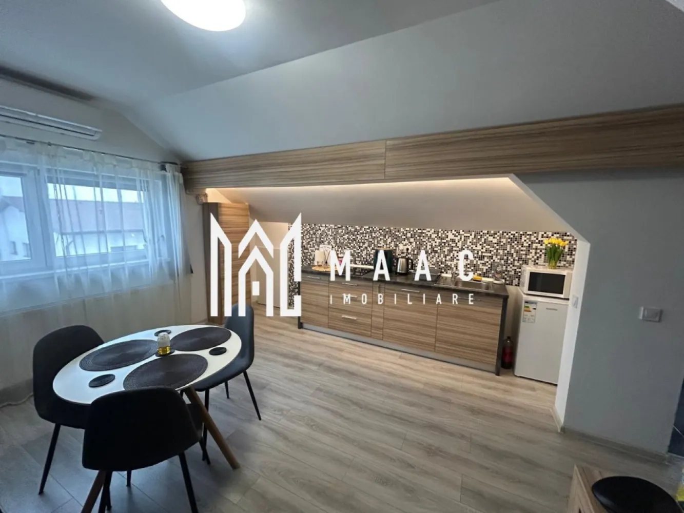 Garsonieră tip studio de vânzare, 58 mp utili I Cartierul Arhitecților - MAAC Imobiliare va propune spre vanzare un apartament cu o cameră tip studio, spațios și luminos, situat într-o zonă liniștită și în plină dezvoltare – Cartierul Arhitecților din Sibiu. Cu o suprafață generoasă de 58 mp utili, studioul este compartimentat inteligent în regim open-space, oferind un ambient modern și aerisit. Proprietatea se vinde complet mobilată și utilată, fiind pregătită pentru mutare imediată sau pentru investiție (închiriere). ✨ Dotări și beneficii: Living open-space cu bucătărie complet mobilată și utilată Aer condiționat Dressing generos Baie modernă Multiple spații de depozitare Etaj 3 – mansardă (intimitate și priveliște deschisă) Boxă la subsol inclusă Loc de parcare propriu inclus în preț Zona Arhitecților oferă numeroase facilități: • Acces rapid către oraș prin Calea Cisnădiei • Străzi asfaltate și iluminat public • Stație de autobuz în apropiere • Supermarketuri și alte magazine mixte • În apropiere se află benzinărie Euroil, bancă, școală generală, fast-food și farmacie. • Cartier în dezvoltare, cu infrastructură nouă și vecinătate selectă Apartamentul este ideal pentru o persoană singură, un cuplu sau pentru investiție, datorită suprafeței peste media studiourilor și a facilităților incluse. 📞 Pentru mai multe detalii, vă rugăm să menționați telefonic ID-ul anunțului: CP2938004. }}