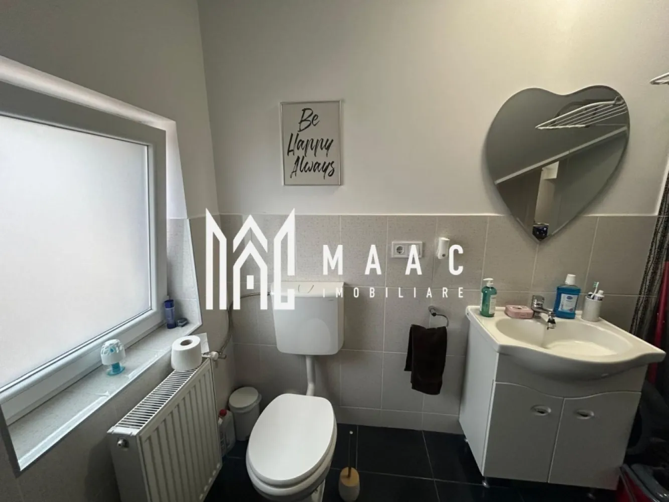 Garsonieră tip studio de vânzare, 58 mp utili I Cartierul Arhitecților - MAAC Imobiliare va propune spre vanzare un apartament cu o cameră tip studio, spațios și luminos, situat într-o zonă liniștită și în plină dezvoltare – Cartierul Arhitecților din Sibiu. Cu o suprafață generoasă de 58 mp utili, studioul este compartimentat inteligent în regim open-space, oferind un ambient modern și aerisit. Proprietatea se vinde complet mobilată și utilată, fiind pregătită pentru mutare imediată sau pentru investiție (închiriere). ✨ Dotări și beneficii: Living open-space cu bucătărie complet mobilată și utilată Aer condiționat Dressing generos Baie modernă Multiple spații de depozitare Etaj 3 – mansardă (intimitate și priveliște deschisă) Boxă la subsol inclusă Loc de parcare propriu inclus în preț Zona Arhitecților oferă numeroase facilități: • Acces rapid către oraș prin Calea Cisnădiei • Străzi asfaltate și iluminat public • Stație de autobuz în apropiere • Supermarketuri și alte magazine mixte • În apropiere se află benzinărie Euroil, bancă, școală generală, fast-food și farmacie. • Cartier în dezvoltare, cu infrastructură nouă și vecinătate selectă Apartamentul este ideal pentru o persoană singură, un cuplu sau pentru investiție, datorită suprafeței peste media studiourilor și a facilităților incluse. 📞 Pentru mai multe detalii, vă rugăm să menționați telefonic ID-ul anunțului: CP2938004. }}