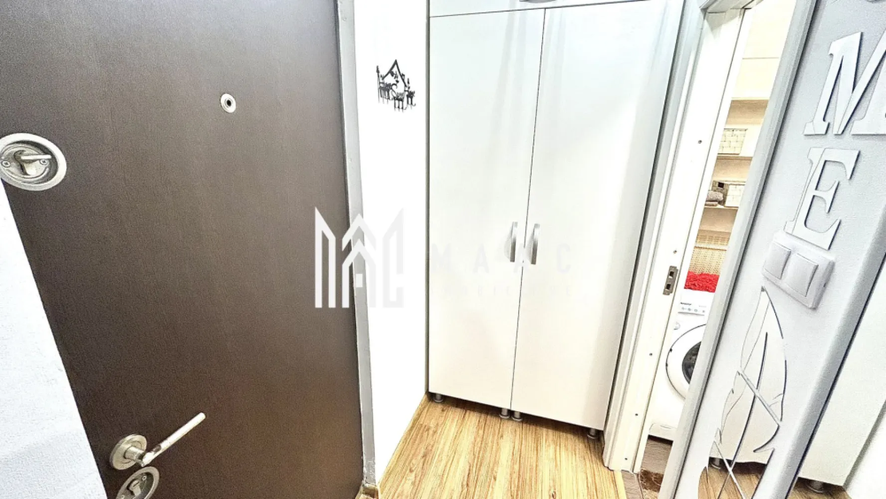 Apartament 1 camera | Etaj intermediar | Mobilata si utilata - MAAC Imobiliare vă propune spre vânzare o garsonieră ideală atât pentru locuit, cât și pentru investiție, situată în cartierul Broscărie, pe strada Ștefan cel Mare. Imobilul are o suprafață utilă de 25 mp și este renovat modern, fiind compartimentat eficient astfel: hol de acces, baie, cameră spațioasă și bucătărie separată. Locuința se vinde complet mobilată și utilată, beneficiind de: centrală termică pe gaz mașină de spălat cu uscător cuptor electric și cuptor cu microunde plită electrică frigider TV Smart și conexiune Wi-Fi Toate dotările sunt alese pentru a oferi un nivel ridicat de confort și un stil de viață modern. Avantaje locație: zonă foarte bine cotată stație de autobuz chiar lângă bloc parcuri pentru copii magazine Profi și Simpa la aproximativ 50 m sală de sport și alte facilități în imediata apropiere Imobilul este liber de orice sarcini și se poate viziona oricând, cu programare prealabilă. Pentru mai multe detalii sau pentru stabilirea unei vizionări, vă invităm să contactați MAAC Imobiliare. ID: CP2949891 }}