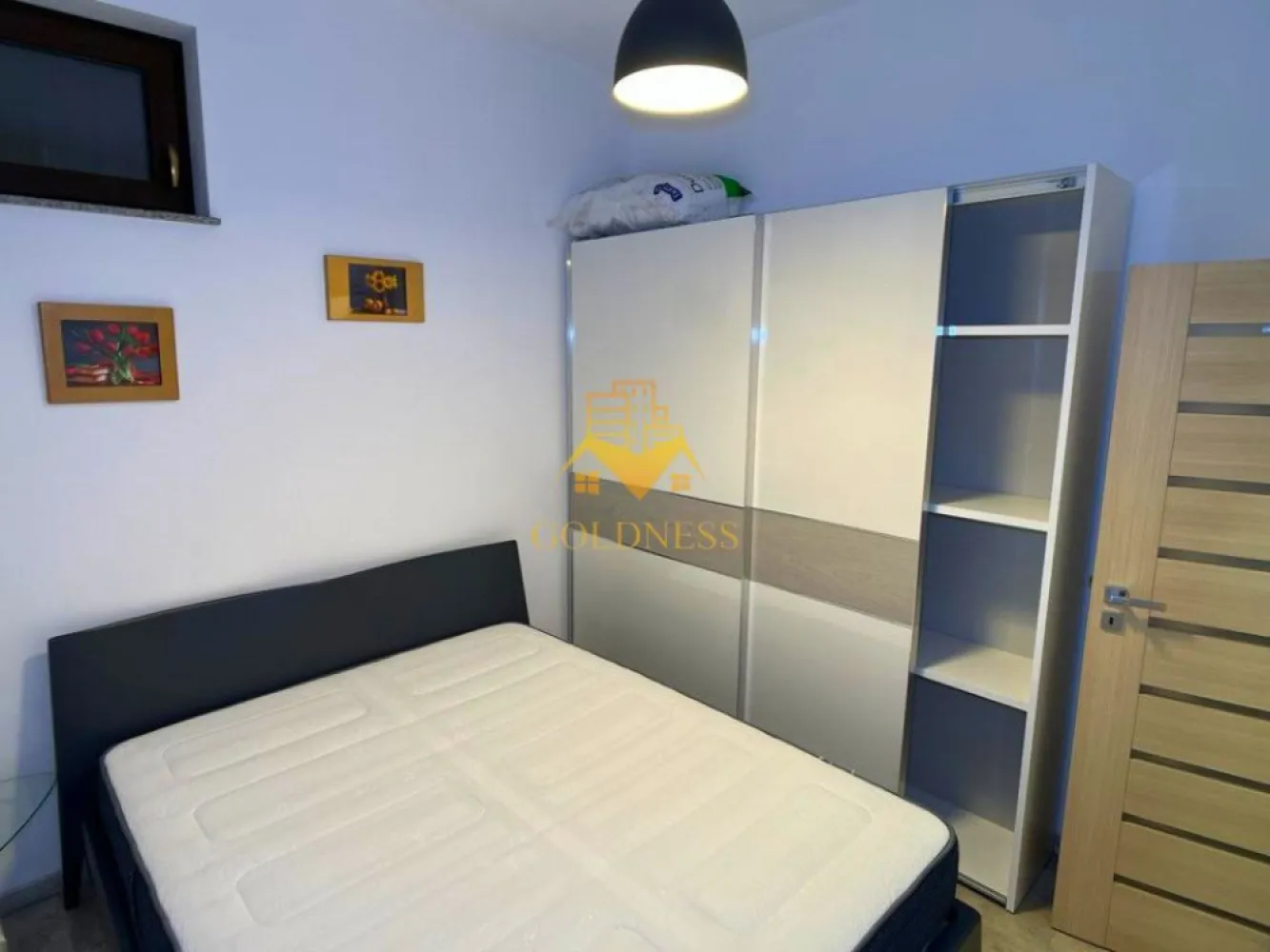 2 camere, Parcare, Centru, Piata Muzeului, Piata Unirii, Memo, UMF - GOLDNESS Imobiliare vă propune spre închiriere un apartament cu 2 camere open-space complet mobilat și utilat, la demisol într-un imobil de 2 etaje, în zona ultracentrala, la 15 min de UMF, 5 minute de Piata Unirii, strada Paul Chinezu. Se poate inchiria un loc de parcare in curtea interioara cu 50euro. GARANȚIE: se percep 2 garanții, cu posibilitatea plății eșalonat în 2/3 luni. Apartamentul este compartimentat astfel: - dormitor cu pat matrimonial, dressing, noptiere, birou. - living cu bucatarie open-space complet utilată si mobilata, canapea extensibla, loc de servit masa - baie cu dus walk-in, calorifer port prosop inox și dulap pentru depozitare. Imobilul este dotat cu toate cele necesare- termoficare, mașină de spălat haine, frigider, plită electrică, masina de spalat vase, hotă, TV, AC, etc. Se află în apropierea stațiilor de transport în comun, magazine, restaurante, spații verzi, farmacii, etc. Dacă sunteți interesați de acest apartament și doriți să îl vizionați, dar și pentru alte oferte sau detalii nu ezitați să ne contactați telefonic sau prin e-mail - goldnessimobiliare@gmail.com. Vă stăm la dispoziție! Pentru intermediere se percepe un comision de 75% din prețul chiriei! }}