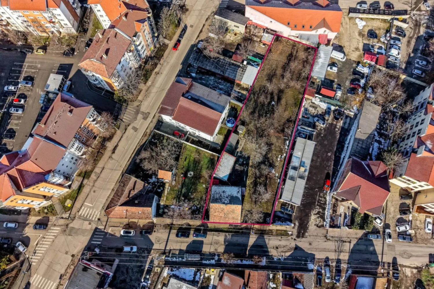 Teren intravilan de vânzare – Str. Pionierilor, Zona Alfa - Vă propunem spre vânzare un teren intravilan situat în cartier Alfa, pe strada Pionierilor, ideal pentru construcție rezidențială sau investiție. Caracteristici principale: Front stradal: 23 m Suprafață teren: 1655mp Acces direct din stradă asfaltată Zonă liniștită, cu vecinătăți construite Utilități disponibile: Apă curentă Canalizare Gaz în fața proprietății Energie electrică Terenul beneficiază de o poziționare excelentă, cu acces rapid către puncte de interes, școli, magazine și mijloace de transport. 📍 Ideal pentru construcția unei locuințe individuale sau a unui proiect cu potențial investițional. Pentru mai multe detalii sau pentru programarea unei vizionări, nu ezitați să mă contactați. Andreea Szuchanszki 0742267773