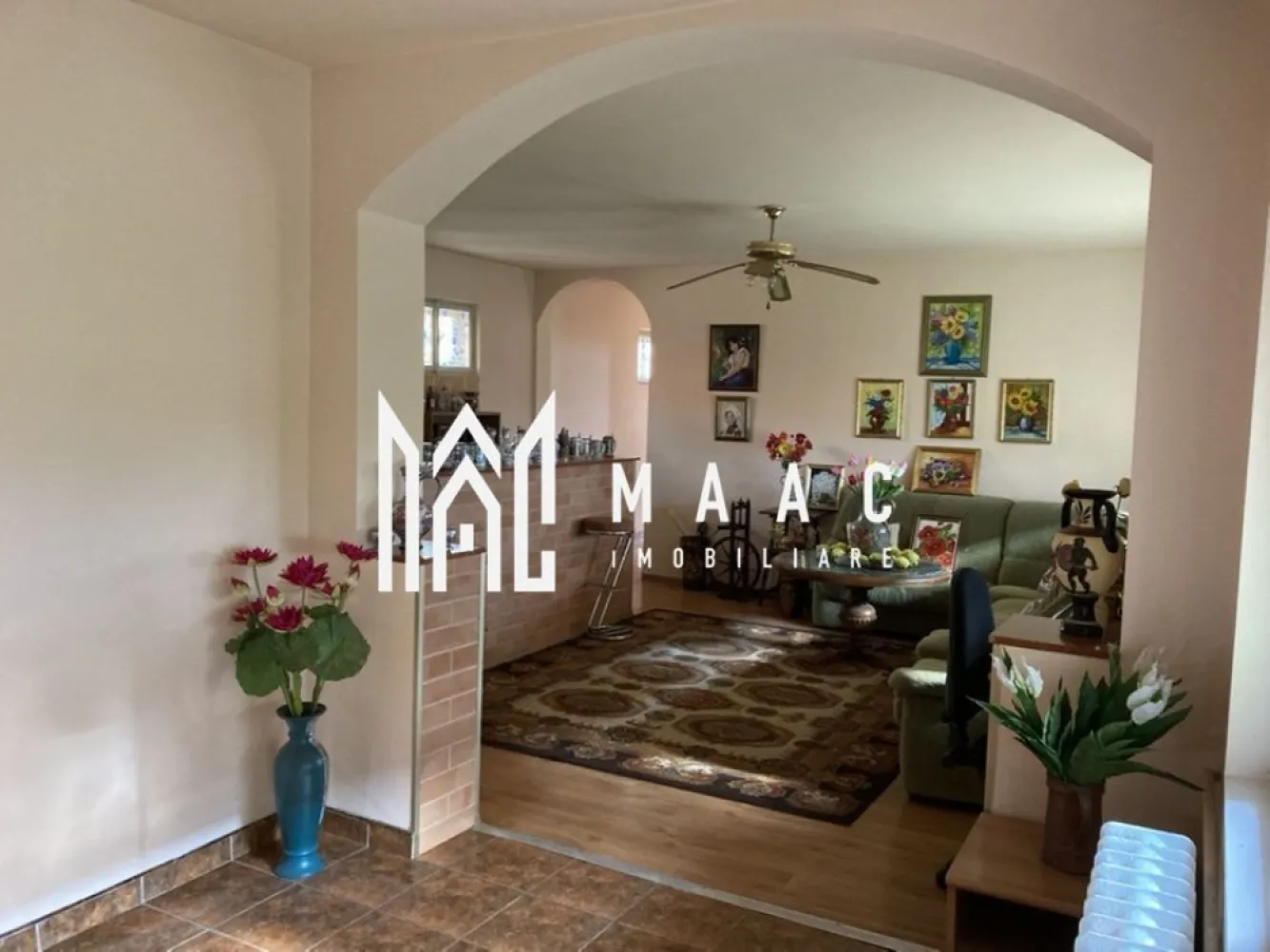 Casa 6 camere I zona Turnisor - MAAC Imobiliare propune, spre vanzare, casa de 250 mp utili in Turnisor. Aflata pe un teren de 867mp, cu o deschidere la strada de 15ml, constructia este compusa din parter, etaj, terasa acoperita 60mp, pivnita 40mp, 2 garaje de 60 mp, hala 180 mp si zona de pod- care e amenajata. Imobilul este compartimentat astfel incat doua apartamente pot fi inchiriate. Locuinta are o curte spatioasa si o gradina de dimensiuni generoase. Pentru mai multe detalii precizati telefonic ca ati vazut anuntul cu ID: CP1328019