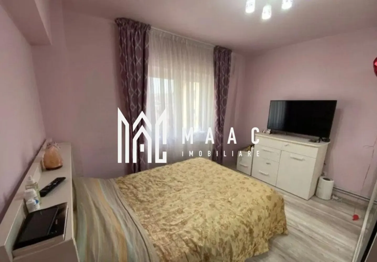 Apartament 4 camere | Etaj 2 | Balcon | Pivnita | Lazaret - MAAC Imobiliare va prezinta un apartament cu 4 camere decomandat cu o suprafață totală de 116 mp situat in zona Lazaret. Locație: Situat la etajul 2 dintr-un bloc de 4 nivele, acest apartament se află într-o zonă centrală, oferind acces ușor la facilități și servicii. Recent renovat și mobilat: Apartamentul a fost recent renovat și mobilat cu gust. Configurație: Cu 4 camere, acest apartament este ideal pentru familiile sau persoanele care caută spațiu suplimentar. Două băi, o camara și o pivniță oferă funcționalitate și spațiu de depozitare suplimentar. Balcon: Beneficiază de un balcon, perfect pentru a vă bucura de aerul proaspăt și de priveliștea împrejurimilor. Orientare Sudică și luminos: Orientarea spre sud aduce lumină naturală abundentă în interiorul apartamentului, creând un mediu plăcut. Bloc solid și izolat termic: Construit din cărămidă și izolat termic, blocul oferă confort termic și fonic, asigurând un mediu liniștit și plăcut. Pentru mai multe detalii precizati telefonic ca ati vazut anuntul cu ID: CP2003581. }}