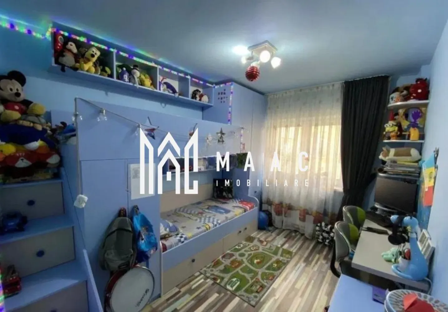 Apartament 4 camere | Etaj 2 | Balcon | Pivnita | Lazaret - MAAC Imobiliare va prezinta un apartament cu 4 camere decomandat cu o suprafață totală de 116 mp situat in zona Lazaret. Locație: Situat la etajul 2 dintr-un bloc de 4 nivele, acest apartament se află într-o zonă centrală, oferind acces ușor la facilități și servicii. Recent renovat și mobilat: Apartamentul a fost recent renovat și mobilat cu gust. Configurație: Cu 4 camere, acest apartament este ideal pentru familiile sau persoanele care caută spațiu suplimentar. Două băi, o camara și o pivniță oferă funcționalitate și spațiu de depozitare suplimentar. Balcon: Beneficiază de un balcon, perfect pentru a vă bucura de aerul proaspăt și de priveliștea împrejurimilor. Orientare Sudică și luminos: Orientarea spre sud aduce lumină naturală abundentă în interiorul apartamentului, creând un mediu plăcut. Bloc solid și izolat termic: Construit din cărămidă și izolat termic, blocul oferă confort termic și fonic, asigurând un mediu liniștit și plăcut. Pentru mai multe detalii precizati telefonic ca ati vazut anuntul cu ID: CP2003581. }}