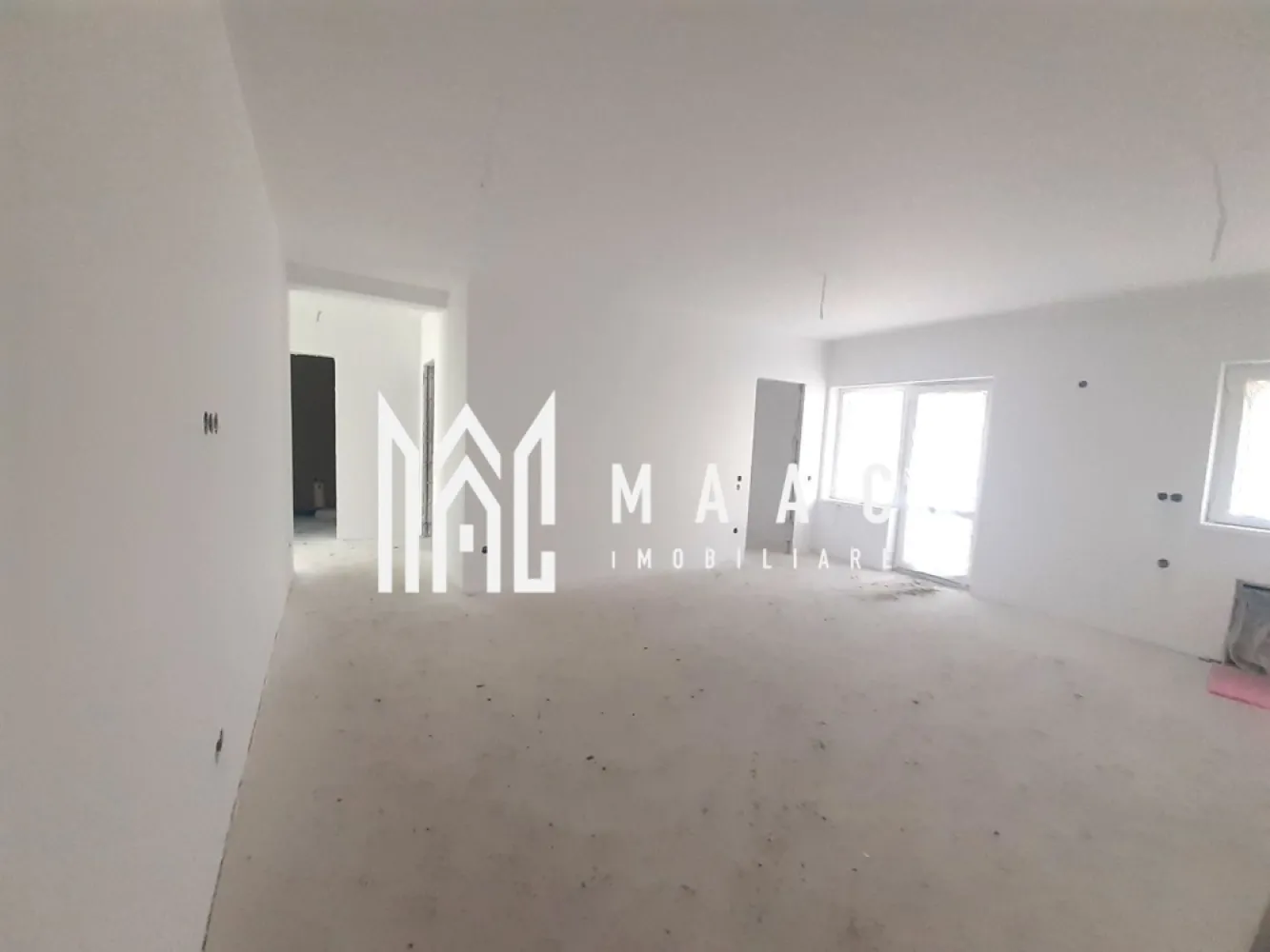 Comision 0% | Apartament 3 Camere | Etaj 1 | Balcon - Vanzare DIRECT de la DEZVOLTATOR | 0% COMISION Descoperiți un nou ansamblu rezidențial amplasat pe strada Doamna Stanca, ce se întinde pe un teren generos de 17.000 mp. Cu un design contemporan, ansamblul este compus din 8 blocuri moderne, oferind în total 236 de apartamente, variind de la două la trei camere, cu suprafețe cuprinse între 55 și 78 mp. Fiecare apartament se remarcă prin compartimentări eficiente și inteligente, prezentând o diversitate de 8 modele distincte. La proiectarea ansamblului s-a urmărit crearea unui mediu prielnic, înconjurat de spații verzi generoase. Astfel, din întreaga suprafață de 1,7 ha a terenului, 3.400 mp sunt dedicate spațiilor verzi, 340 mp reprezentând zone de joacă amenajate, iar pentru confortul locuitorilor, am inclus 281 de locuri de parcare, circulații pietonale și auto bine delimitate. Toată infrastructura, inclusiv peisagistica, este meticulos amenajată de către dezvoltator. Poziționarea strategică a blocurilor asigură fiecărui apartament expunere însorită și o panoramă impresionantă către Munții Făgăraș și orașul Sibiu. În plus, în proximitatea ansamblului, veți găsi numeroase facilități precum magazine, zone de promenadă și acces facil la mijloacele de transport. Calitatea primează, de aceea se utilizează doar materiale de construcție de înaltă calitate și se supervizează atent fiecare detaliu și etapă a construcției. Investiția într-un apartament nou în acest ansnsamblul reprezintă o decizie pe termen lung, având potențialul de a genera venituri considerabile pe parcursul vieții dumneavoastră. Alegerea unei locuințe într-o zonă atât de privilegiată va stimula, cu siguranță, cererea pentru închiriere. Pentru mai multe informatii specificati ca ati vazut anuntul cu ID: CP1957213 }}