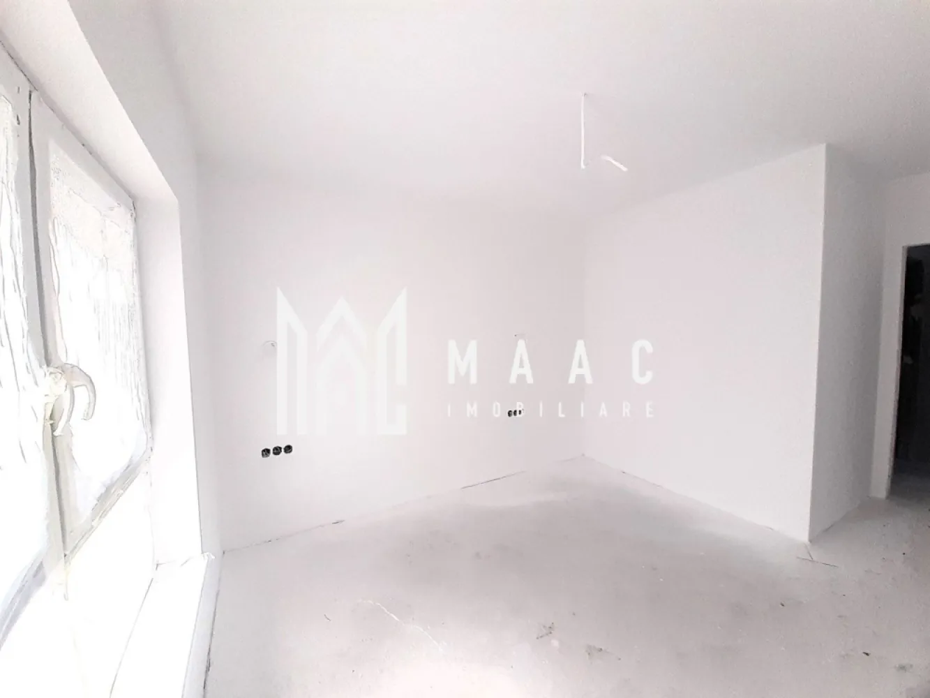 Comision 0% | Apartament 3 Camere | Etaj 1 | Balcon - Vanzare DIRECT de la DEZVOLTATOR | 0% COMISION Descoperiți un nou ansamblu rezidențial amplasat pe strada Doamna Stanca, ce se întinde pe un teren generos de 17.000 mp. Cu un design contemporan, ansamblul este compus din 8 blocuri moderne, oferind în total 236 de apartamente, variind de la două la trei camere, cu suprafețe cuprinse între 55 și 78 mp. Fiecare apartament se remarcă prin compartimentări eficiente și inteligente, prezentând o diversitate de 8 modele distincte. La proiectarea ansamblului s-a urmărit crearea unui mediu prielnic, înconjurat de spații verzi generoase. Astfel, din întreaga suprafață de 1,7 ha a terenului, 3.400 mp sunt dedicate spațiilor verzi, 340 mp reprezentând zone de joacă amenajate, iar pentru confortul locuitorilor, am inclus 281 de locuri de parcare, circulații pietonale și auto bine delimitate. Toată infrastructura, inclusiv peisagistica, este meticulos amenajată de către dezvoltator. Poziționarea strategică a blocurilor asigură fiecărui apartament expunere însorită și o panoramă impresionantă către Munții Făgăraș și orașul Sibiu. În plus, în proximitatea ansamblului, veți găsi numeroase facilități precum magazine, zone de promenadă și acces facil la mijloacele de transport. Calitatea primează, de aceea se utilizează doar materiale de construcție de înaltă calitate și se supervizează atent fiecare detaliu și etapă a construcției. Investiția într-un apartament nou în acest ansnsamblul reprezintă o decizie pe termen lung, având potențialul de a genera venituri considerabile pe parcursul vieții dumneavoastră. Alegerea unei locuințe într-o zonă atât de privilegiată va stimula, cu siguranță, cererea pentru închiriere. Pentru mai multe informatii specificati ca ati vazut anuntul cu ID: CP1957213 }}