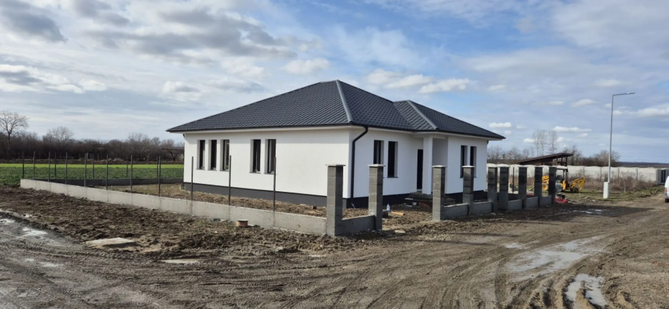 BRASADAS vinde casa 2025 cu 3 dormitoare zona Dara. - Agentia Imobiliara BRASADAS vinde casa noua constructie 2025 in Satu Mare zona Dara, una dintre cele mai frumoasa zona din oras,la 5 minute de centrul orasului. Casa are 147 mp construiti din care utilul este de 120 mp,3 dormitoare spatioase,living,bucatarie,camara pt alimente,baie,dresing,loc pt cuier,colidor,este izolata cu polisiren de 15 cm,silicat alb,geamuri termopan cu trei sticle,bagheta incalzita,planseu din beton cu izolatie,instalatie electrica,incalzire in pardoseala,suporti toaleta,bideu pe pozitie,camerele sint gletuite si slefuite pregatite pt culoare,gardul perimetral este cu soclu din beton armat si tevi metalice iar in fata case stilpi robusti 30 x 30,terenul aferent casei este de 431 mp,casa se preda la stadiul de semifinisat. Www.brasadas.com }}