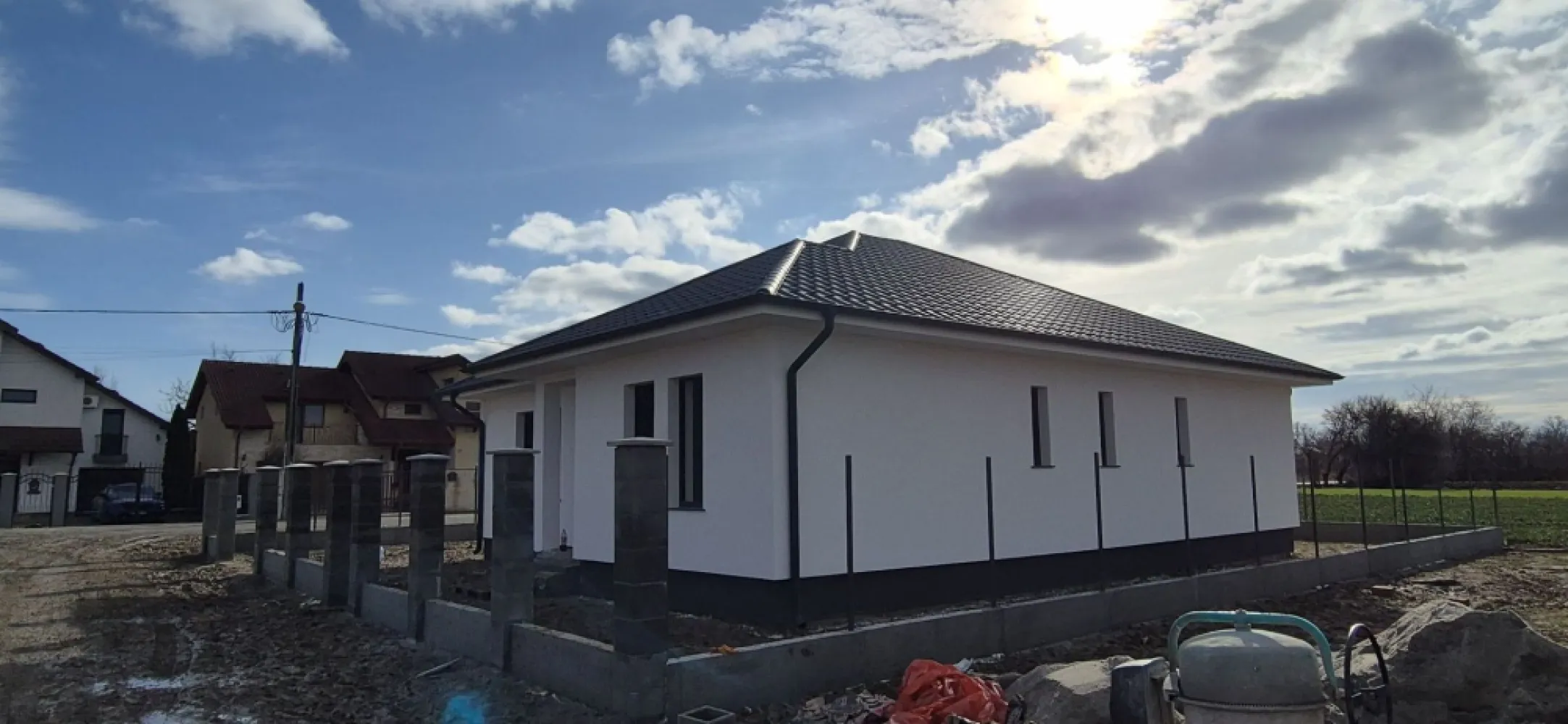 BRASADAS vinde casa 2025 cu 3 dormitoare zona Dara. - Agentia Imobiliara BRASADAS vinde casa noua constructie 2025 in Satu Mare zona Dara, una dintre cele mai frumoasa zona din oras,la 5 minute de centrul orasului. Casa are 147 mp construiti din care utilul este de 120 mp,3 dormitoare spatioase,living,bucatarie,camara pt alimente,baie,dresing,loc pt cuier,colidor,este izolata cu polisiren de 15 cm,silicat alb,geamuri termopan cu trei sticle,bagheta incalzita,planseu din beton cu izolatie,instalatie electrica,incalzire in pardoseala,suporti toaleta,bideu pe pozitie,camerele sint gletuite si slefuite pregatite pt culoare,gardul perimetral este cu soclu din beton armat si tevi metalice iar in fata case stilpi robusti 30 x 30,terenul aferent casei este de 431 mp,casa se preda la stadiul de semifinisat. Www.brasadas.com }}