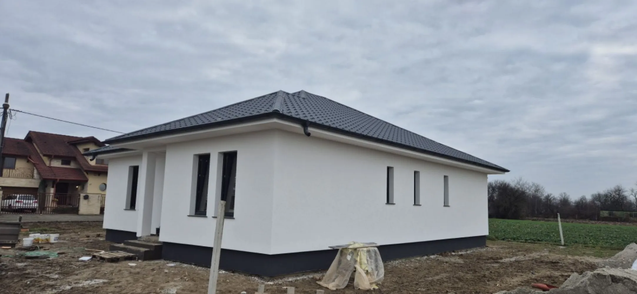 BRASADAS vinde casa 2025 cu 3 dormitoare zona Dara. - Agentia Imobiliara BRASADAS vinde casa noua constructie 2025 in Satu Mare zona Dara, una dintre cele mai frumoasa zona din oras,la 5 minute de centrul orasului. Casa are 147 mp construiti din care utilul este de 120 mp,3 dormitoare spatioase,living,bucatarie,camara pt alimente,baie,dresing,loc pt cuier,colidor,este izolata cu polisiren de 15 cm,silicat alb,geamuri termopan cu trei sticle,bagheta incalzita,planseu din beton cu izolatie,instalatie electrica,incalzire in pardoseala,suporti toaleta,bideu pe pozitie,camerele sint gletuite si slefuite pregatite pt culoare,gardul perimetral este cu soclu din beton armat si tevi metalice iar in fata case stilpi robusti 30 x 30,terenul aferent casei este de 431 mp,casa se preda la stadiul de semifinisat. Www.brasadas.com }}