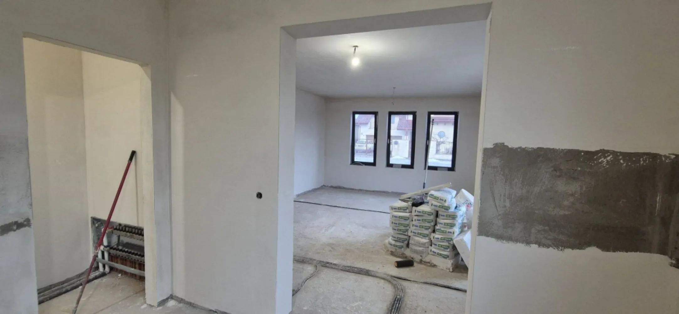 BRASADAS vinde casa 2025 cu 3 dormitoare zona Dara. - Agentia Imobiliara BRASADAS vinde casa noua constructie 2025 in Satu Mare zona Dara, una dintre cele mai frumoasa zona din oras,la 5 minute de centrul orasului. Casa are 147 mp construiti din care utilul este de 120 mp,3 dormitoare spatioase,living,bucatarie,camara pt alimente,baie,dresing,loc pt cuier,colidor,este izolata cu polisiren de 15 cm,silicat alb,geamuri termopan cu trei sticle,bagheta incalzita,planseu din beton cu izolatie,instalatie electrica,incalzire in pardoseala,suporti toaleta,bideu pe pozitie,camerele sint gletuite si slefuite pregatite pt culoare,gardul perimetral este cu soclu din beton armat si tevi metalice iar in fata case stilpi robusti 30 x 30,terenul aferent casei este de 431 mp,casa se preda la stadiul de semifinisat. Www.brasadas.com }}