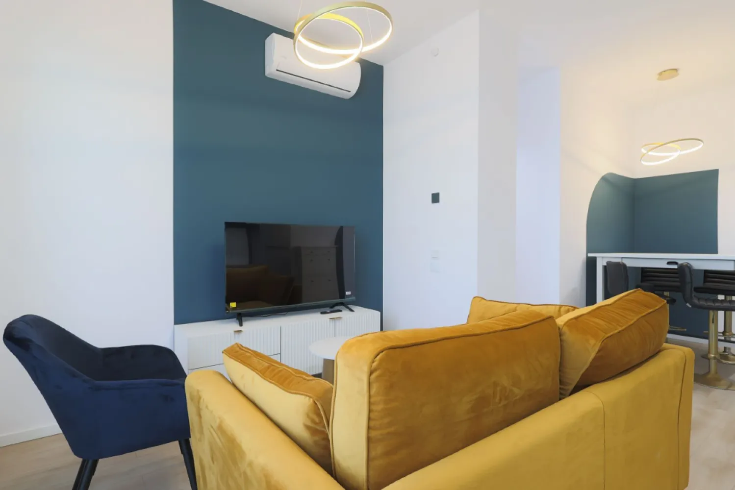 Apartament in cel mai nou bloc ARED RED9, fără agenție - comision 0 - Am plăcerea sa iți propun spre vânzare direct de la dezvoltatorul imobiliar, fără comision, un apartament nou cu un dormitor în noul cartier ARED City 9, situat pe Calea Aurel Vlaicu nr 14, în imediata apropiere a Atrium Mall, apartamentul cu numărul 38. Prețul afișat este pentru plata integrală până la 30.09.2026, apartament finisat și mobilat. Apartamentul situat la etajul 5, are centrală proprie pe gaz, se predă LA CHEIE. Atenție, apartamentul se vinde ca investiție, cu chiriași. 📢 Atenție! Detalii preț și TVA: 💰 Prețul este 139.929 EUR (TVA 21% inclus 🏢 Dacă este cumpărat de o firmă plătitoare de TVA, prețul 115.644 EUR. (TVA 21 % - taxare inversa ) 📌 Apartamentul se achiziționează prin plata unui avans de 25% din valoarea sa. Pentru plata integrală până la 31.05.2026 se acordă un discount de 3% aplicabil pe restul sumei, în speță pe diferența de 75%.â Beneficiază de încălzire în pardoseală, gresie și parchet, sistem de casă inteligentă, ușă metalică la intrare și uși MDF la interior, baia funcțională, uși exterioare PVC, gri antracit la exterior, alb la interior cu profile de adâncime de 80mm realizate cu 6 camere de izolare, cu geam tripan. Nu ratați șansa de a vă transforma acest apartament într-un cămin al visurilor dumneavoastră! Sună-mă acum pentru mai multe detalii și pentru a stabili o vizionare la 0724694458 Dorel Veres consultant imobiliar ARED Birou Centru Birou: ACASĂ | Agenție imobiliară Arad Adresă: Bulevardul Decebal 2, Arad 310133 }}