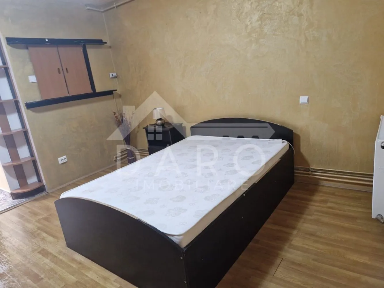 🏡 1 cameră Aleea Carpați | Ocupabil imediat | 300 €/lună - Apartament 1 cameră de închiriat – Aleea Carpați Se oferă spre închiriere apartament cu 1 cameră, situat în Târgu Mureș, zona Aleea Carpați, într-o locație foarte bine poziționată, aproape de zone de agrement și puncte de interes. Apartamentul este proaspăt renovat, luminos și potrivit pentru închiriere pe termen lung. ✔ disponibil pentru mutare imediată ✔ ideal pentru o persoană sau un cuplu Compartimentare: ✔ cameră ✔ bucătărie ✔ baie Dotări: ✔ mașină de spălat nouă ✔ baie renovată anul trecut ✔ finisaje de calitate, alese atent ✔ ferestre termopan Avantaje locație: 📍 aproape de magazine 📍 în apropiere de Complexul Weekend 📍 aproape de spații de agrement 📍 acces facil către mijloacele de transport public 📍 distanță scurtă până în centrul orașului 💰 Se percepe garanție echivalentă cu o lună de chirie. 🤝 Proprietate promovată prin DARO Imobiliare 🏠 Te gândești să îți cumperi propriul apartament? Prin Kiwi Finance beneficiezi de: ✔ analiză GRATUITĂ a eligibilității ✔ acces la oferte de la peste 12 bănci ✔ negocierea dobânzii în favoarea ta ✔ suport complet până la obținerea creditului 📞 Detalii și vizionări: Coman Maria – DARO Imobiliare & Kiwi Finance 📱 0749 535 729 🔑 DARO Imobiliare – găsim locuința potrivită. 💳 Kiwi Finance – te ajutăm să devii proprietar. }}