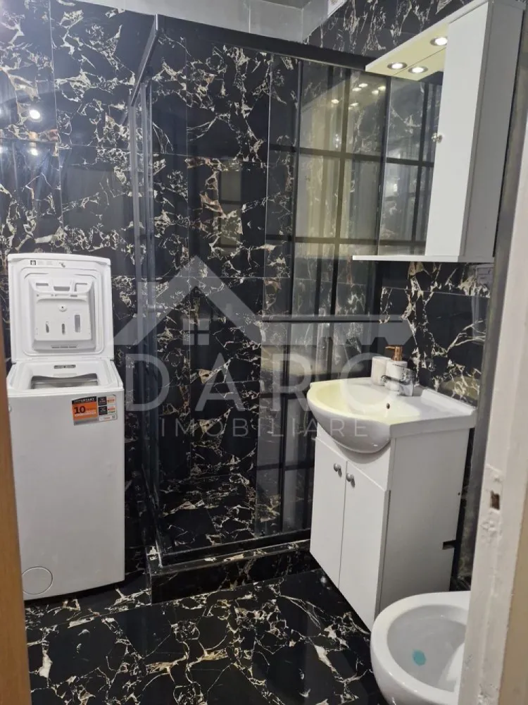 🏡 1 cameră Aleea Carpați | Ocupabil imediat | 300 €/lună - Apartament 1 cameră de închiriat – Aleea Carpați Se oferă spre închiriere apartament cu 1 cameră, situat în Târgu Mureș, zona Aleea Carpați, într-o locație foarte bine poziționată, aproape de zone de agrement și puncte de interes. Apartamentul este proaspăt renovat, luminos și potrivit pentru închiriere pe termen lung. ✔ disponibil pentru mutare imediată ✔ ideal pentru o persoană sau un cuplu Compartimentare: ✔ cameră ✔ bucătărie ✔ baie Dotări: ✔ mașină de spălat nouă ✔ baie renovată anul trecut ✔ finisaje de calitate, alese atent ✔ ferestre termopan Avantaje locație: 📍 aproape de magazine 📍 în apropiere de Complexul Weekend 📍 aproape de spații de agrement 📍 acces facil către mijloacele de transport public 📍 distanță scurtă până în centrul orașului 💰 Se percepe garanție echivalentă cu o lună de chirie. 🤝 Proprietate promovată prin DARO Imobiliare 🏠 Te gândești să îți cumperi propriul apartament? Prin Kiwi Finance beneficiezi de: ✔ analiză GRATUITĂ a eligibilității ✔ acces la oferte de la peste 12 bănci ✔ negocierea dobânzii în favoarea ta ✔ suport complet până la obținerea creditului 📞 Detalii și vizionări: Coman Maria – DARO Imobiliare & Kiwi Finance 📱 0749 535 729 🔑 DARO Imobiliare – găsim locuința potrivită. 💳 Kiwi Finance – te ajutăm să devii proprietar. }}