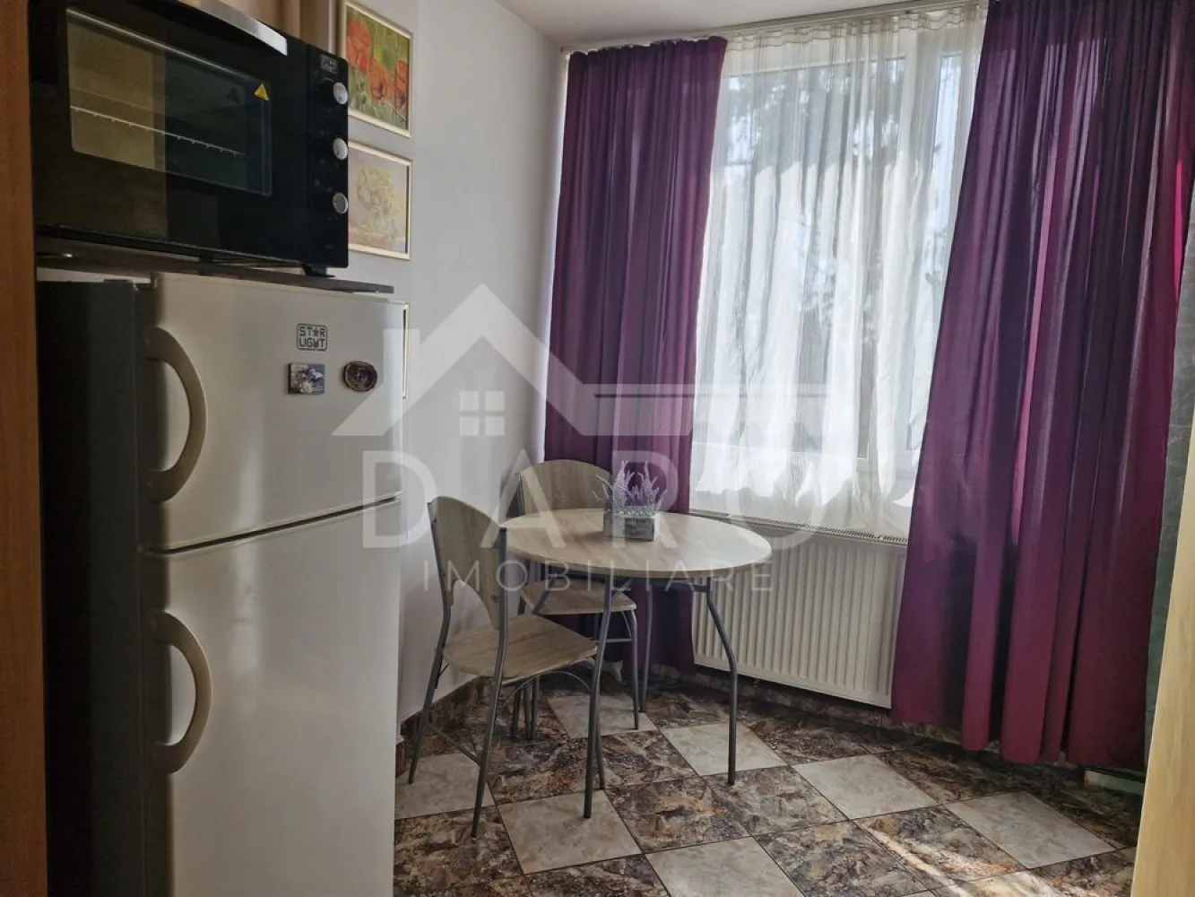 🏡 1 cameră Aleea Carpați | Ocupabil imediat | 300 €/lună - Apartament 1 cameră de închiriat – Aleea Carpați Se oferă spre închiriere apartament cu 1 cameră, situat în Târgu Mureș, zona Aleea Carpați, într-o locație foarte bine poziționată, aproape de zone de agrement și puncte de interes. Apartamentul este proaspăt renovat, luminos și potrivit pentru închiriere pe termen lung. ✔ disponibil pentru mutare imediată ✔ ideal pentru o persoană sau un cuplu Compartimentare: ✔ cameră ✔ bucătărie ✔ baie Dotări: ✔ mașină de spălat nouă ✔ baie renovată anul trecut ✔ finisaje de calitate, alese atent ✔ ferestre termopan Avantaje locație: 📍 aproape de magazine 📍 în apropiere de Complexul Weekend 📍 aproape de spații de agrement 📍 acces facil către mijloacele de transport public 📍 distanță scurtă până în centrul orașului 💰 Se percepe garanție echivalentă cu o lună de chirie. 🤝 Proprietate promovată prin DARO Imobiliare 🏠 Te gândești să îți cumperi propriul apartament? Prin Kiwi Finance beneficiezi de: ✔ analiză GRATUITĂ a eligibilității ✔ acces la oferte de la peste 12 bănci ✔ negocierea dobânzii în favoarea ta ✔ suport complet până la obținerea creditului 📞 Detalii și vizionări: Coman Maria – DARO Imobiliare & Kiwi Finance 📱 0749 535 729 🔑 DARO Imobiliare – găsim locuința potrivită. 💳 Kiwi Finance – te ajutăm să devii proprietar. }}