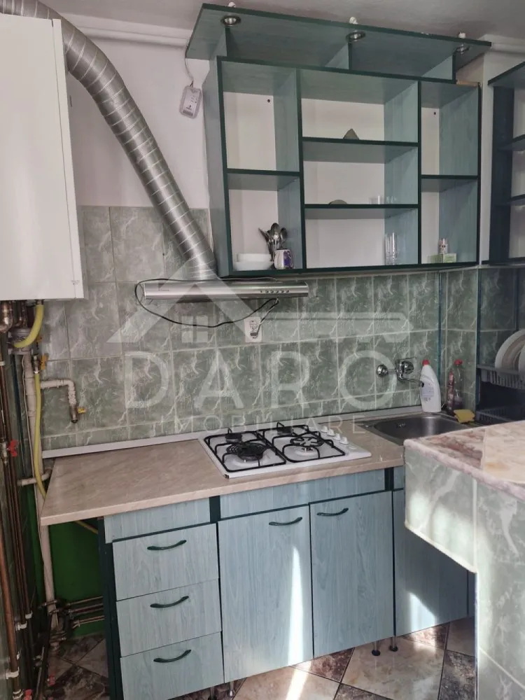 🏡 1 cameră Aleea Carpați | Ocupabil imediat | 300 €/lună - Apartament 1 cameră de închiriat – Aleea Carpați Se oferă spre închiriere apartament cu 1 cameră, situat în Târgu Mureș, zona Aleea Carpați, într-o locație foarte bine poziționată, aproape de zone de agrement și puncte de interes. Apartamentul este proaspăt renovat, luminos și potrivit pentru închiriere pe termen lung. ✔ disponibil pentru mutare imediată ✔ ideal pentru o persoană sau un cuplu Compartimentare: ✔ cameră ✔ bucătărie ✔ baie Dotări: ✔ mașină de spălat nouă ✔ baie renovată anul trecut ✔ finisaje de calitate, alese atent ✔ ferestre termopan Avantaje locație: 📍 aproape de magazine 📍 în apropiere de Complexul Weekend 📍 aproape de spații de agrement 📍 acces facil către mijloacele de transport public 📍 distanță scurtă până în centrul orașului 💰 Se percepe garanție echivalentă cu o lună de chirie. 🤝 Proprietate promovată prin DARO Imobiliare 🏠 Te gândești să îți cumperi propriul apartament? Prin Kiwi Finance beneficiezi de: ✔ analiză GRATUITĂ a eligibilității ✔ acces la oferte de la peste 12 bănci ✔ negocierea dobânzii în favoarea ta ✔ suport complet până la obținerea creditului 📞 Detalii și vizionări: Coman Maria – DARO Imobiliare & Kiwi Finance 📱 0749 535 729 🔑 DARO Imobiliare – găsim locuința potrivită. 💳 Kiwi Finance – te ajutăm să devii proprietar. }}