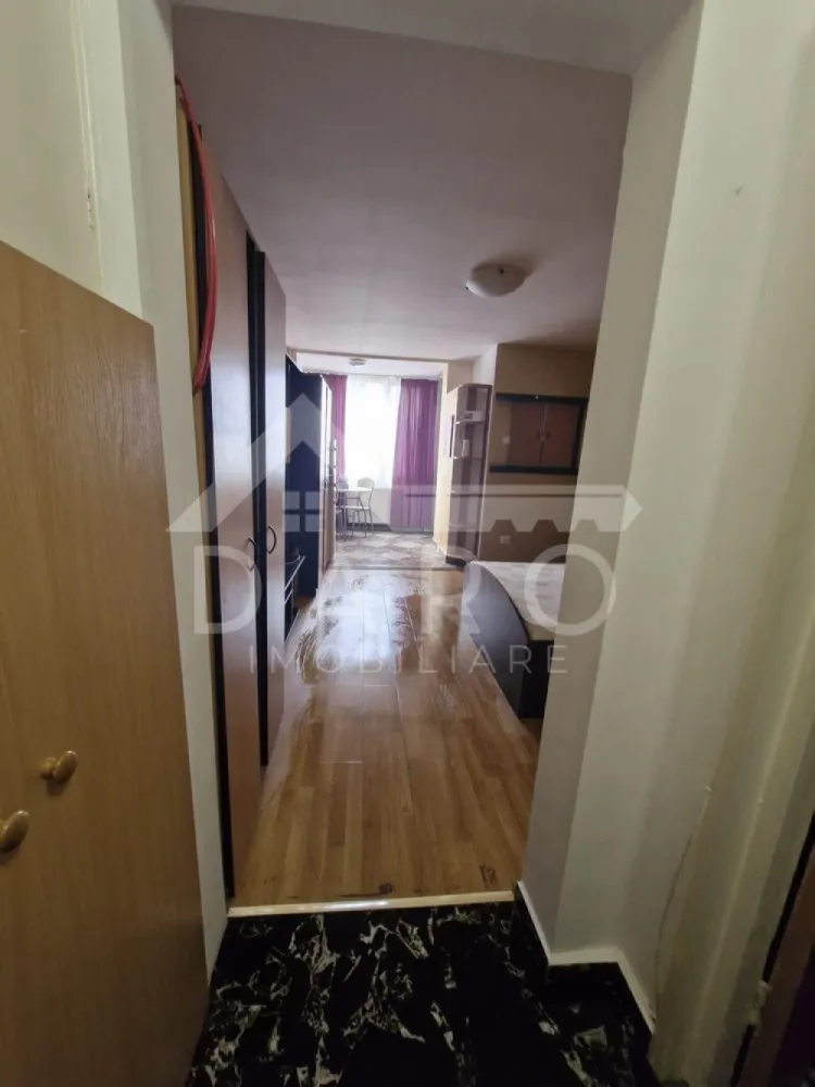 🏡 1 cameră Aleea Carpați | Ocupabil imediat | 300 €/lună - Apartament 1 cameră de închiriat – Aleea Carpați Se oferă spre închiriere apartament cu 1 cameră, situat în Târgu Mureș, zona Aleea Carpați, într-o locație foarte bine poziționată, aproape de zone de agrement și puncte de interes. Apartamentul este proaspăt renovat, luminos și potrivit pentru închiriere pe termen lung. ✔ disponibil pentru mutare imediată ✔ ideal pentru o persoană sau un cuplu Compartimentare: ✔ cameră ✔ bucătărie ✔ baie Dotări: ✔ mașină de spălat nouă ✔ baie renovată anul trecut ✔ finisaje de calitate, alese atent ✔ ferestre termopan Avantaje locație: 📍 aproape de magazine 📍 în apropiere de Complexul Weekend 📍 aproape de spații de agrement 📍 acces facil către mijloacele de transport public 📍 distanță scurtă până în centrul orașului 💰 Se percepe garanție echivalentă cu o lună de chirie. 🤝 Proprietate promovată prin DARO Imobiliare 🏠 Te gândești să îți cumperi propriul apartament? Prin Kiwi Finance beneficiezi de: ✔ analiză GRATUITĂ a eligibilității ✔ acces la oferte de la peste 12 bănci ✔ negocierea dobânzii în favoarea ta ✔ suport complet până la obținerea creditului 📞 Detalii și vizionări: Coman Maria – DARO Imobiliare & Kiwi Finance 📱 0749 535 729 🔑 DARO Imobiliare – găsim locuința potrivită. 💳 Kiwi Finance – te ajutăm să devii proprietar. }}