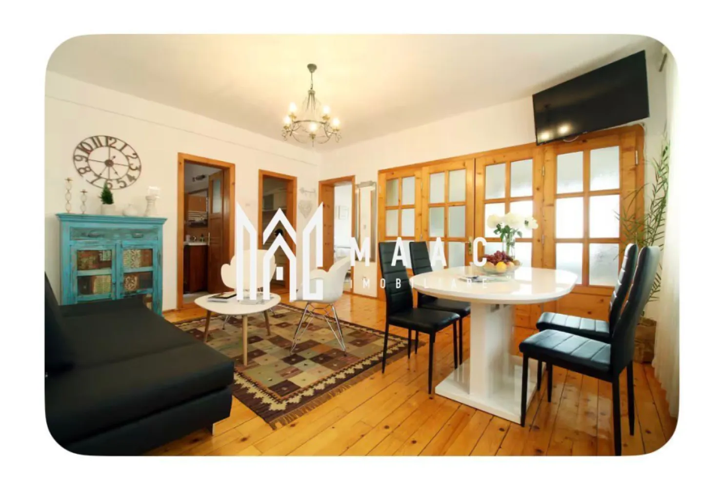 Apartament 3 camere | Etaj 1 | Gradina | Curte | Central - MAAC Imobiliare propune spre inchiriere un apartament cu 3 camere, situat central, spațios, liniștit și luminos, într-o casă protejată ca monument istoric, cu mobilier și decor frumos. Frumos și funcțional - perfect pentru familii, cupluri, prieteni și călători de afaceri. Apartamentul are un living, două dormitoare, o bucătărie și o baie. Apartamentul are o suprafață de aproximativ 75 m² și poate găzdui 6 persoane. Este format dintr-un living cu zonă de luat masa și o canapea mare cu un pat dublu suplimentar, două dormitoare, fiecare cu un pat dublu mare, mult spațiu pentru dulapuri, un birou și o baie cu duș și chiuvetă, toaletă, mașină de spălat, uscător de păr și săpun. Are o bucătărie cu aragaz, cuptor cu microunde, aparat de cafea și frigider. Sunt furnizate și veselă, tacâmuri și toate ustensilele de bucătărie. Este disponibil și un fier de călcat. TV prin cablu, un televizor, WiFi și parcare gratuită în curte. Alte informații importante: Sunt furnizate lenjerie de pat și prosoape proaspete, precum și sfaturi despre atracțiile turistice, dacă este necesar. Oferim acces la grădina noastră. Grădina are un cod PIN la intrare, ceea ce face ușor accesul. Oaspeții celorlalte apartamente din clădire pot folosi și ei această grădină. Este o zonă verde mare, cu electricitate, apă, masă, locuri de relaxare și grătar. Este, de asemenea, un loc minunat pentru ca copiii să se joace afară. Pentru mai multe detalii specificati: CP2928931 }}