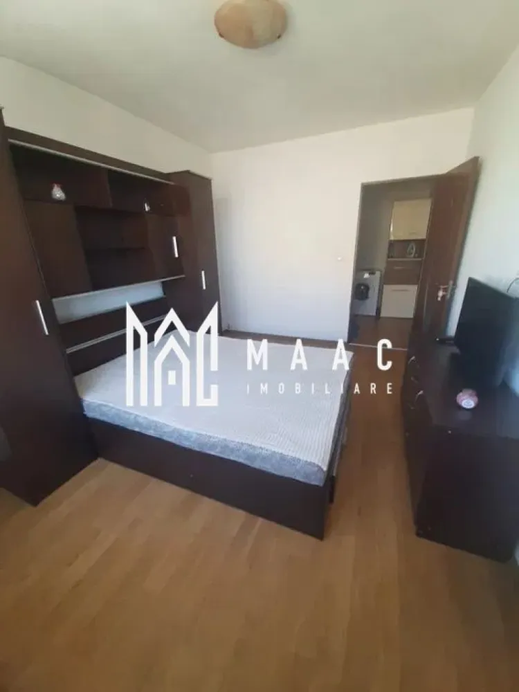 Apartament 3 Camere | 64 MPU | Zona Mihai Viteazu - MAAC Imobiliare vă propune spre vânzare un apartament cu 3 camere decomandate, situat pe Aleea Frații Buzești, în zona Bulevardului Mihai Viteazul – una dintre cele mai bine conectate zone ale Sibiului. Proprietatea are o suprafață de 64 mp utili, și este amplasată la etajul 7 din 10 al unui imobil dotat cu lift și interfon. Apartamentul este complet renovat în anul 2020 și se vinde mobilat și utilat, fiind pregătit pentru locuire sau pentru continuarea investiției. Compartimentare Hol generos la intrare Living spațios și luminos, cu bucătărie open space Balcon închis cu termopan de calitate 2 dormitoare Baie Pivniță la subsol Dotări și finisaje Renovare completă realizată în 2020 Parchet laminat Tâmplărie PVC cu geamuri mari pentru lumină naturală Electrocasnice incluse Mobilat și utilat complet Imobil cu lift și interfon Avantaje Compartimentare decomandată și practică Etaj intermediar superior, cu priveliște deschisă Zonă foarte bine deservită: grădinițe, școli, transport public, magazine, farmacii Ideal pentru locuință sau investiție Apartamentul este închiriat, cu posibilitatea preluării contractului existent (ianuarie), generând venit imediat Pentru mai multe detalii și programarea unei vizionări, vă rugăm să ne contactați menționând ID: CP2944113 }}