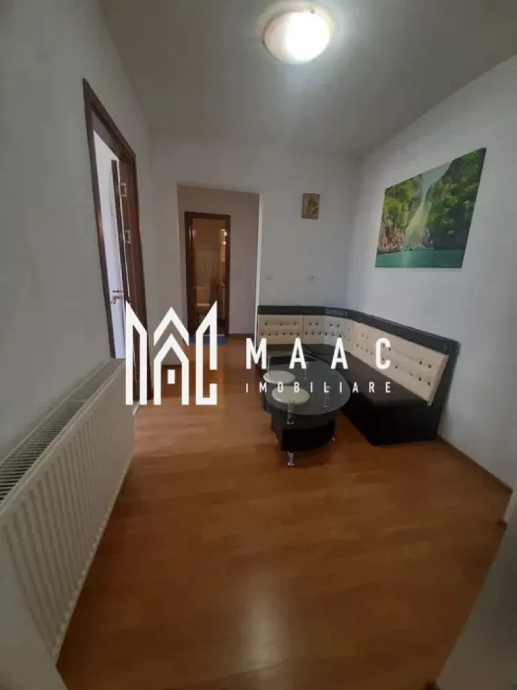 Apartament 3 Camere | 64 MPU | Zona Mihai Viteazu - MAAC Imobiliare vă propune spre vânzare un apartament cu 3 camere decomandate, situat pe Aleea Frații Buzești, în zona Bulevardului Mihai Viteazul – una dintre cele mai bine conectate zone ale Sibiului. Proprietatea are o suprafață de 64 mp utili, și este amplasată la etajul 7 din 10 al unui imobil dotat cu lift și interfon. Apartamentul este complet renovat în anul 2020 și se vinde mobilat și utilat, fiind pregătit pentru locuire sau pentru continuarea investiției. Compartimentare Hol generos la intrare Living spațios și luminos, cu bucătărie open space Balcon închis cu termopan de calitate 2 dormitoare Baie Pivniță la subsol Dotări și finisaje Renovare completă realizată în 2020 Parchet laminat Tâmplărie PVC cu geamuri mari pentru lumină naturală Electrocasnice incluse Mobilat și utilat complet Imobil cu lift și interfon Avantaje Compartimentare decomandată și practică Etaj intermediar superior, cu priveliște deschisă Zonă foarte bine deservită: grădinițe, școli, transport public, magazine, farmacii Ideal pentru locuință sau investiție Apartamentul este închiriat, cu posibilitatea preluării contractului existent (ianuarie), generând venit imediat Pentru mai multe detalii și programarea unei vizionări, vă rugăm să ne contactați menționând ID: CP2944113 }}