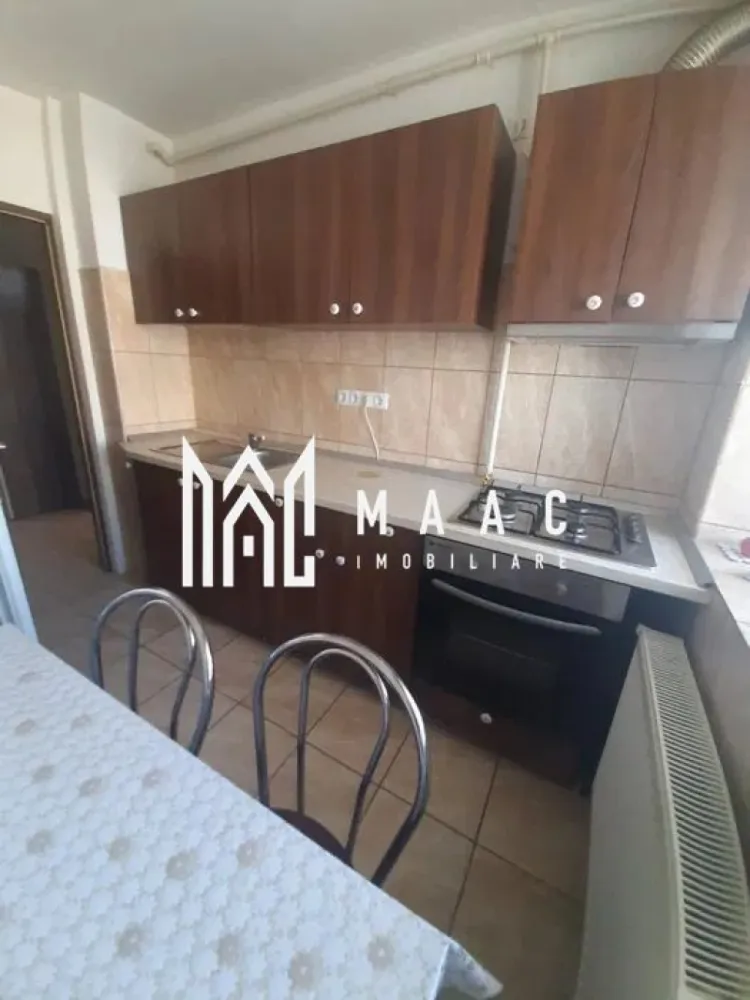Apartament 3 Camere | 64 MPU | Zona Mihai Viteazu - MAAC Imobiliare vă propune spre vânzare un apartament cu 3 camere decomandate, situat pe Aleea Frații Buzești, în zona Bulevardului Mihai Viteazul – una dintre cele mai bine conectate zone ale Sibiului. Proprietatea are o suprafață de 64 mp utili, și este amplasată la etajul 7 din 10 al unui imobil dotat cu lift și interfon. Apartamentul este complet renovat în anul 2020 și se vinde mobilat și utilat, fiind pregătit pentru locuire sau pentru continuarea investiției. Compartimentare Hol generos la intrare Living spațios și luminos, cu bucătărie open space Balcon închis cu termopan de calitate 2 dormitoare Baie Pivniță la subsol Dotări și finisaje Renovare completă realizată în 2020 Parchet laminat Tâmplărie PVC cu geamuri mari pentru lumină naturală Electrocasnice incluse Mobilat și utilat complet Imobil cu lift și interfon Avantaje Compartimentare decomandată și practică Etaj intermediar superior, cu priveliște deschisă Zonă foarte bine deservită: grădinițe, școli, transport public, magazine, farmacii Ideal pentru locuință sau investiție Apartamentul este închiriat, cu posibilitatea preluării contractului existent (ianuarie), generând venit imediat Pentru mai multe detalii și programarea unei vizionări, vă rugăm să ne contactați menționând ID: CP2944113 }}