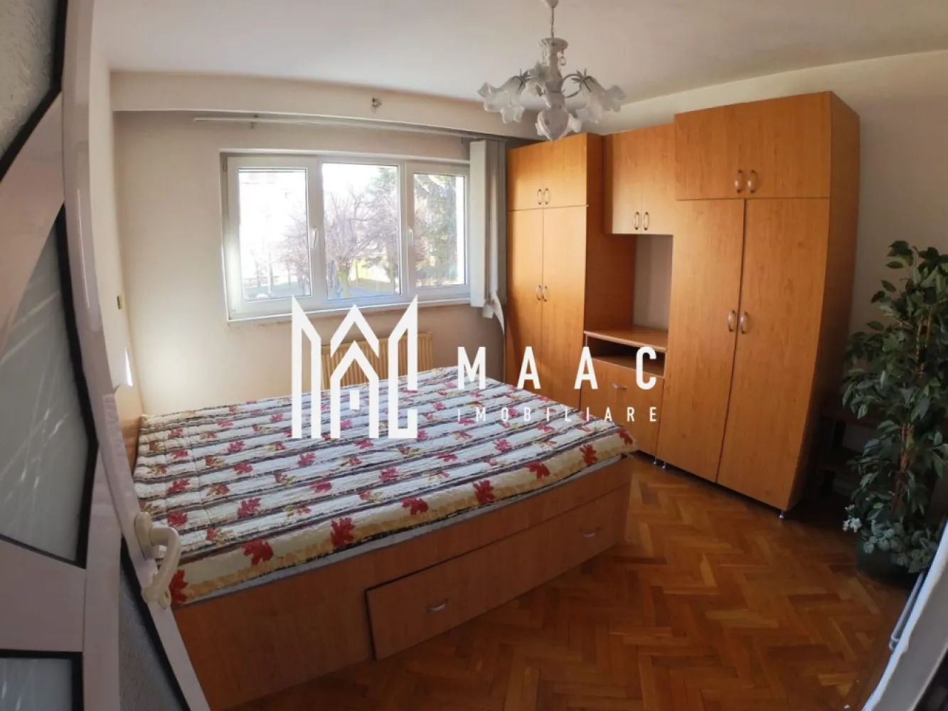 Apartament 2 camere | Decomandat | Etaj 1 | Terezian - Maac Imobiliare prezintă spre vânzare un apartament confortabil cu 2 camere decomandate, situat în cartierul Terezian, ideal pentru cei care caută o locuință practică, bine compartimentată și amplasată într-o zonă accesibilă și liniștită. Apartamentul este situat la etajul 1 și oferă un spațiu bine organizat, potrivit atât pentru locuit, cât și pentru investiție. Compartimentare: 2 camere decomandate Bucătărie spațioasă (în prezent amenajată ca living cu bucătărie open-space) Baie cu geam pentru aerisire naturală Hol Pivniță inclusă, ideală pentru depozitare Avantaje: Etaj intermediar Compartimentare decomandată Zonă liniștită și accesibilă Localizare: Apartamentul este situat în cartierul Terezian, o zonă apreciată pentru accesul facil către punctele de interes ale orașului: magazine, școli, mijloace de transport în comun și alte facilități urbane. Pentru mai multe informații sau pentru programarea unei vizionări, precizați telefonic că ați văzut anunțul cu ID: CP2947038. }}