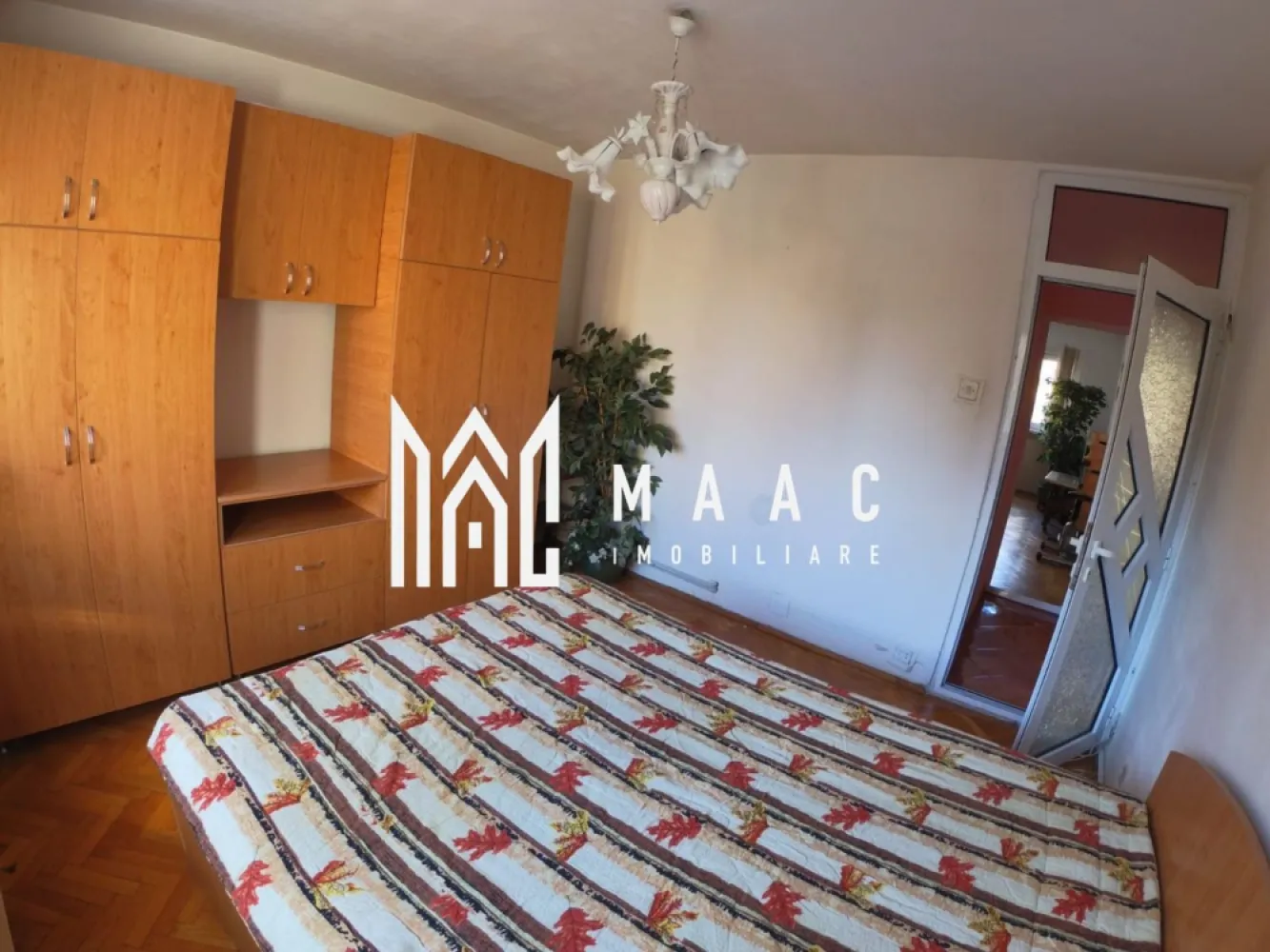 Apartament 2 camere | Decomandat | Etaj 1 | Terezian - Maac Imobiliare prezintă spre vânzare un apartament confortabil cu 2 camere decomandate, situat în cartierul Terezian, ideal pentru cei care caută o locuință practică, bine compartimentată și amplasată într-o zonă accesibilă și liniștită. Apartamentul este situat la etajul 1 și oferă un spațiu bine organizat, potrivit atât pentru locuit, cât și pentru investiție. Compartimentare: 2 camere decomandate Bucătărie spațioasă (în prezent amenajată ca living cu bucătărie open-space) Baie cu geam pentru aerisire naturală Hol Pivniță inclusă, ideală pentru depozitare Avantaje: Etaj intermediar Compartimentare decomandată Zonă liniștită și accesibilă Localizare: Apartamentul este situat în cartierul Terezian, o zonă apreciată pentru accesul facil către punctele de interes ale orașului: magazine, școli, mijloace de transport în comun și alte facilități urbane. Pentru mai multe informații sau pentru programarea unei vizionări, precizați telefonic că ați văzut anunțul cu ID: CP2947038. }}