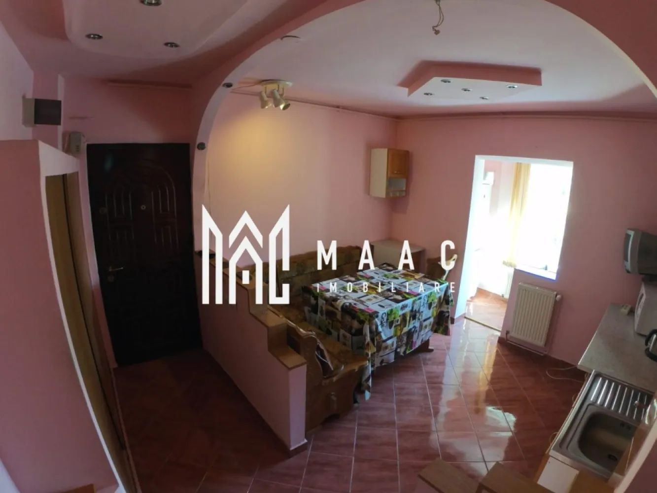 Apartament 2 camere | Decomandat | Etaj 1 | Terezian - Maac Imobiliare prezintă spre vânzare un apartament confortabil cu 2 camere decomandate, situat în cartierul Terezian, ideal pentru cei care caută o locuință practică, bine compartimentată și amplasată într-o zonă accesibilă și liniștită. Apartamentul este situat la etajul 1 și oferă un spațiu bine organizat, potrivit atât pentru locuit, cât și pentru investiție. Compartimentare: 2 camere decomandate Bucătărie spațioasă (în prezent amenajată ca living cu bucătărie open-space) Baie cu geam pentru aerisire naturală Hol Pivniță inclusă, ideală pentru depozitare Avantaje: Etaj intermediar Compartimentare decomandată Zonă liniștită și accesibilă Localizare: Apartamentul este situat în cartierul Terezian, o zonă apreciată pentru accesul facil către punctele de interes ale orașului: magazine, școli, mijloace de transport în comun și alte facilități urbane. Pentru mai multe informații sau pentru programarea unei vizionări, precizați telefonic că ați văzut anunțul cu ID: CP2947038. }}
