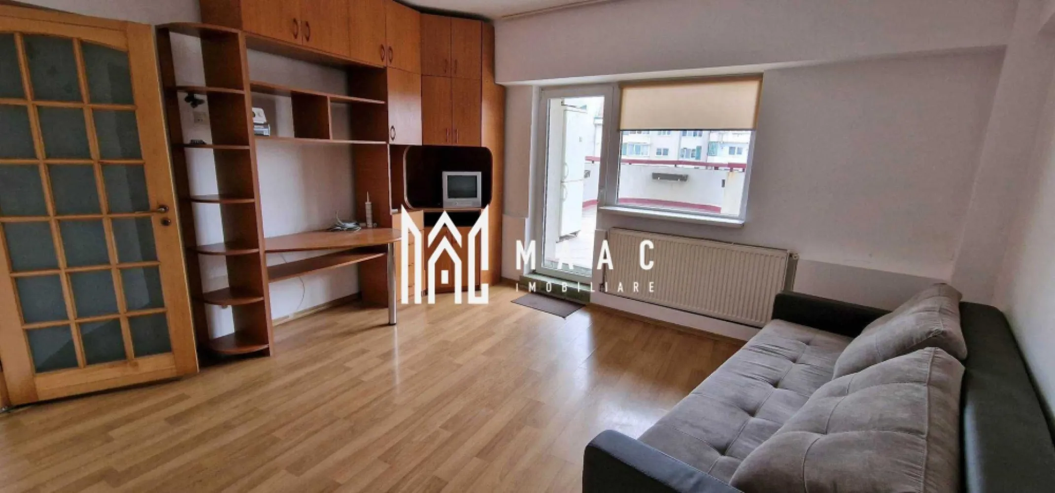 Garsoniera | 37MPU | Etaj 2 | Turnisor - MAAC Imobiliare vă propune spre vânzare o garsonieră decomandată, situată la etajul 2 al unui imobil modern cu lift, în zona centrală Turnișor – Alba Iulia, o locație apreciată pentru accesibilitate și facilități. Proprietatea are o suprafață utilă de 37 mp și beneficiază de o terasă generoasă de 29 mp, un avantaj rar care oferă un spațiu ideal pentru relaxare. Garsoniera este orientată favorabil, având expunere permanentă la soare, ceea ce asigură lumină naturală pe tot parcursul zilei. Compartimentarea este decomandată și practică, locuința fiind potrivită atât pentru locuire personală, cât și pentru investiție în închiriere. Caracteristici principale Suprafață utilă: 37 mp Terasă: 29 mp Etaj: 2 Bloc dotat cu lift Compartimentare decomandată Baie cu geam pentru aerisire naturală Apartament luminos, bine poziționat Avantaje Zonă centrală Turnișor – Alba Iulia Terasă mare, ideală pentru amenajare zonă de relaxare Expunere foarte bună la soare În imediata apropiere: market, bancă, farmacie și magazine Potrivită pentru locuit sau investiție Pentru mai multe detalii și programarea unei vizionări, vă rugăm să ne contactați menționând ID: CP2950068 }}