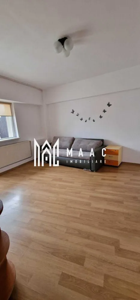 Garsoniera | 37MPU | Etaj 2 | Turnisor - MAAC Imobiliare vă propune spre vânzare o garsonieră decomandată, situată la etajul 2 al unui imobil modern cu lift, în zona centrală Turnișor – Alba Iulia, o locație apreciată pentru accesibilitate și facilități. Proprietatea are o suprafață utilă de 37 mp și beneficiază de o terasă generoasă de 29 mp, un avantaj rar care oferă un spațiu ideal pentru relaxare. Garsoniera este orientată favorabil, având expunere permanentă la soare, ceea ce asigură lumină naturală pe tot parcursul zilei. Compartimentarea este decomandată și practică, locuința fiind potrivită atât pentru locuire personală, cât și pentru investiție în închiriere. Caracteristici principale Suprafață utilă: 37 mp Terasă: 29 mp Etaj: 2 Bloc dotat cu lift Compartimentare decomandată Baie cu geam pentru aerisire naturală Apartament luminos, bine poziționat Avantaje Zonă centrală Turnișor – Alba Iulia Terasă mare, ideală pentru amenajare zonă de relaxare Expunere foarte bună la soare În imediata apropiere: market, bancă, farmacie și magazine Potrivită pentru locuit sau investiție Pentru mai multe detalii și programarea unei vizionări, vă rugăm să ne contactați menționând ID: CP2950068 }}