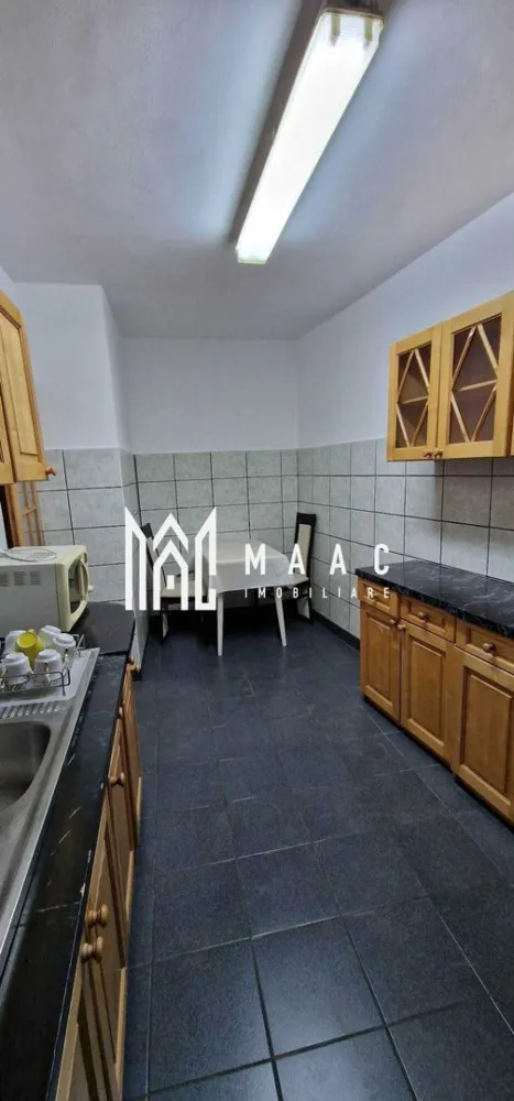 Garsoniera | 37MPU | Etaj 2 | Turnisor - MAAC Imobiliare vă propune spre vânzare o garsonieră decomandată, situată la etajul 2 al unui imobil modern cu lift, în zona centrală Turnișor – Alba Iulia, o locație apreciată pentru accesibilitate și facilități. Proprietatea are o suprafață utilă de 37 mp și beneficiază de o terasă generoasă de 29 mp, un avantaj rar care oferă un spațiu ideal pentru relaxare. Garsoniera este orientată favorabil, având expunere permanentă la soare, ceea ce asigură lumină naturală pe tot parcursul zilei. Compartimentarea este decomandată și practică, locuința fiind potrivită atât pentru locuire personală, cât și pentru investiție în închiriere. Caracteristici principale Suprafață utilă: 37 mp Terasă: 29 mp Etaj: 2 Bloc dotat cu lift Compartimentare decomandată Baie cu geam pentru aerisire naturală Apartament luminos, bine poziționat Avantaje Zonă centrală Turnișor – Alba Iulia Terasă mare, ideală pentru amenajare zonă de relaxare Expunere foarte bună la soare În imediata apropiere: market, bancă, farmacie și magazine Potrivită pentru locuit sau investiție Pentru mai multe detalii și programarea unei vizionări, vă rugăm să ne contactați menționând ID: CP2950068 }}