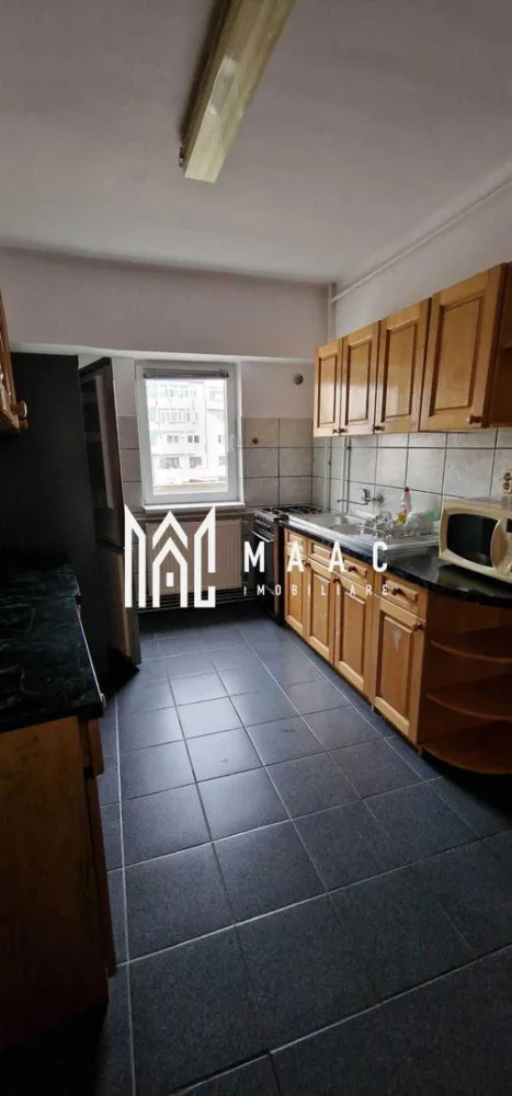 Garsoniera | 37MPU | Etaj 2 | Turnisor - MAAC Imobiliare vă propune spre vânzare o garsonieră decomandată, situată la etajul 2 al unui imobil modern cu lift, în zona centrală Turnișor – Alba Iulia, o locație apreciată pentru accesibilitate și facilități. Proprietatea are o suprafață utilă de 37 mp și beneficiază de o terasă generoasă de 29 mp, un avantaj rar care oferă un spațiu ideal pentru relaxare. Garsoniera este orientată favorabil, având expunere permanentă la soare, ceea ce asigură lumină naturală pe tot parcursul zilei. Compartimentarea este decomandată și practică, locuința fiind potrivită atât pentru locuire personală, cât și pentru investiție în închiriere. Caracteristici principale Suprafață utilă: 37 mp Terasă: 29 mp Etaj: 2 Bloc dotat cu lift Compartimentare decomandată Baie cu geam pentru aerisire naturală Apartament luminos, bine poziționat Avantaje Zonă centrală Turnișor – Alba Iulia Terasă mare, ideală pentru amenajare zonă de relaxare Expunere foarte bună la soare În imediata apropiere: market, bancă, farmacie și magazine Potrivită pentru locuit sau investiție Pentru mai multe detalii și programarea unei vizionări, vă rugăm să ne contactați menționând ID: CP2950068 }}