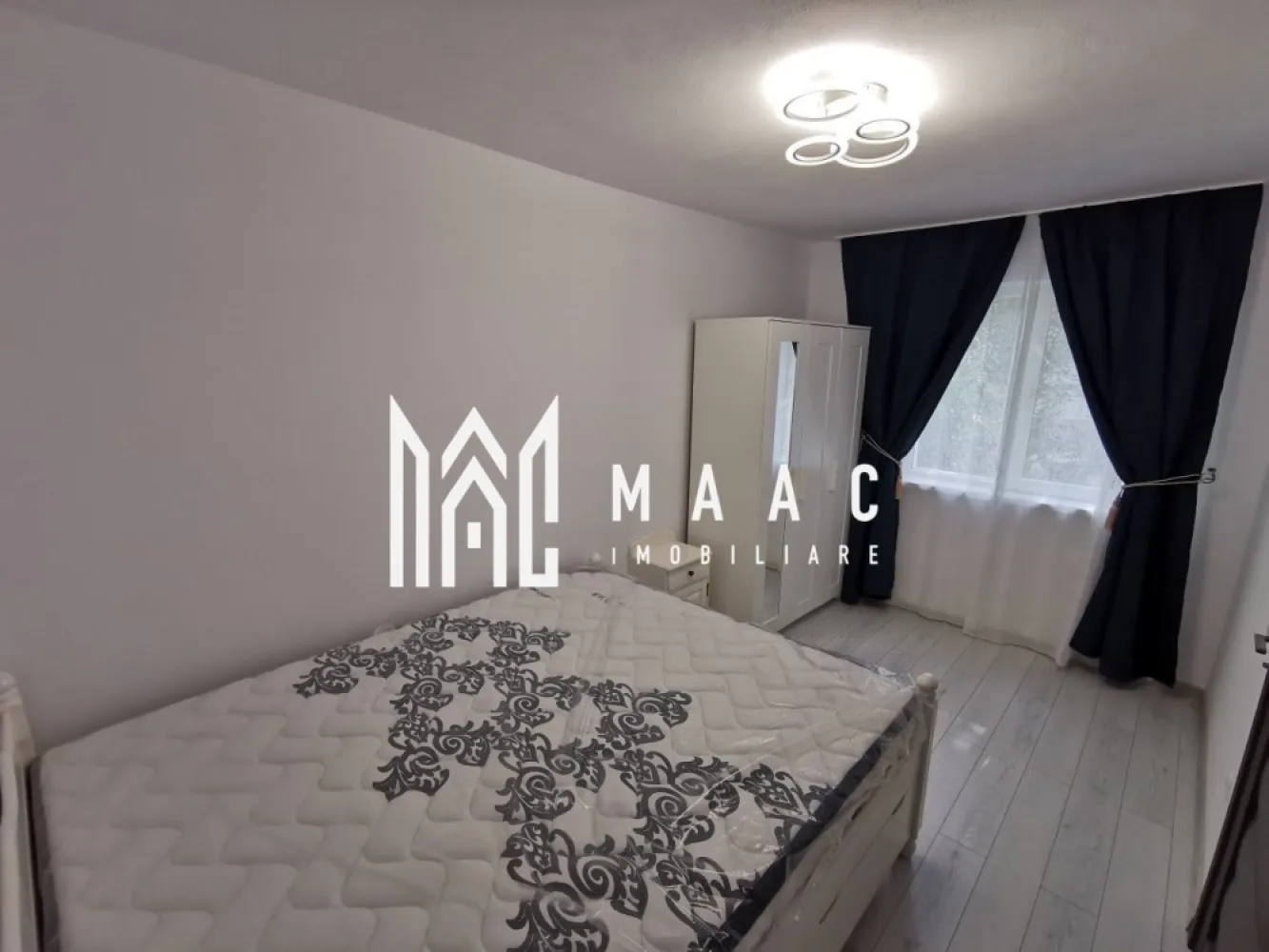 Apartament 2 camere | renovat complet | încălzire în pardoseală - Maac Imobiliare prezintă spre închiriere apartament cu 2 camere, renovat complet recent, situat pe strada Plugariilor, într-o zonă liniștită, cu mult spațiu verde. Locuința este modernă, eficient compartimentată și dotată cu finisaje și echipamente de calitate, fiind ideală pentru un cuplu sau o persoană care își dorește confort și liniște. Dotări și beneficii: Încălzire în pardoseală Centrală termică proprie Mașină de spălat haine cu uscător Baterie baie cu termostat Cuptor electric Plită electrică Hotă Frigider cu congelator TV Smart Purificator de aer cu funcție de dezumidificare Apartamentul se află într-un bloc înconjurat de spațiu verde, oferind un ambient plăcut și aerisit. Facilități în apropiere: Spațiu de joacă pentru copii Magazin Simpa Stație de autobuz Diverse magazine și puncte de interes Pentru mai multe informatii specificati ca ati vazut anuntul cu ID: CP2950263 }}