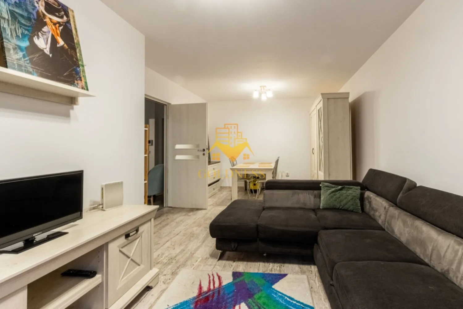2 camere, modern, garaj, bloc nou, Intre Lacuri Park Lake, Iulius Mall - GOLDNESS Imobiliare vă propune spre închiriere un apartament cu 2 camere complet mobilat și utilat, la etajul 3 într-un imobil de 10 etaje, în cartierul Intre Lacuri. Apartamentul este compartimentat astfel: - dormitor cu pat matrimonial, dressing, noptiere - living cu canapea extensibila, spatii de depozitare, aer conditionat, TV - bucatarie complet dotata si echipata cu plita electrica, masina de spalat vase - baie cu cabina de dus, calorifer port prosop inox și dulap pentru depozitare. - terasa de 6 mp. Imobilul este dotat cu toate cele necesare- centrală proprie, mașină de spălat haine, frigider, plită electrică, hotă, TV, etc. Se află în apropierea stațiilor de transport în comun, magazine, restaurante, spații verzi, farmacii, etc. Dispune de loc de parcare subteran! Dacă sunteți interesați de acest apartament și doriți să îl vizionați, dar și pentru alte oferte sau detalii nu ezitați să ne contactați telefonic sau prin e-mail - goldnessimobiliare@gmail.com. Vă stăm la dispoziție! }}