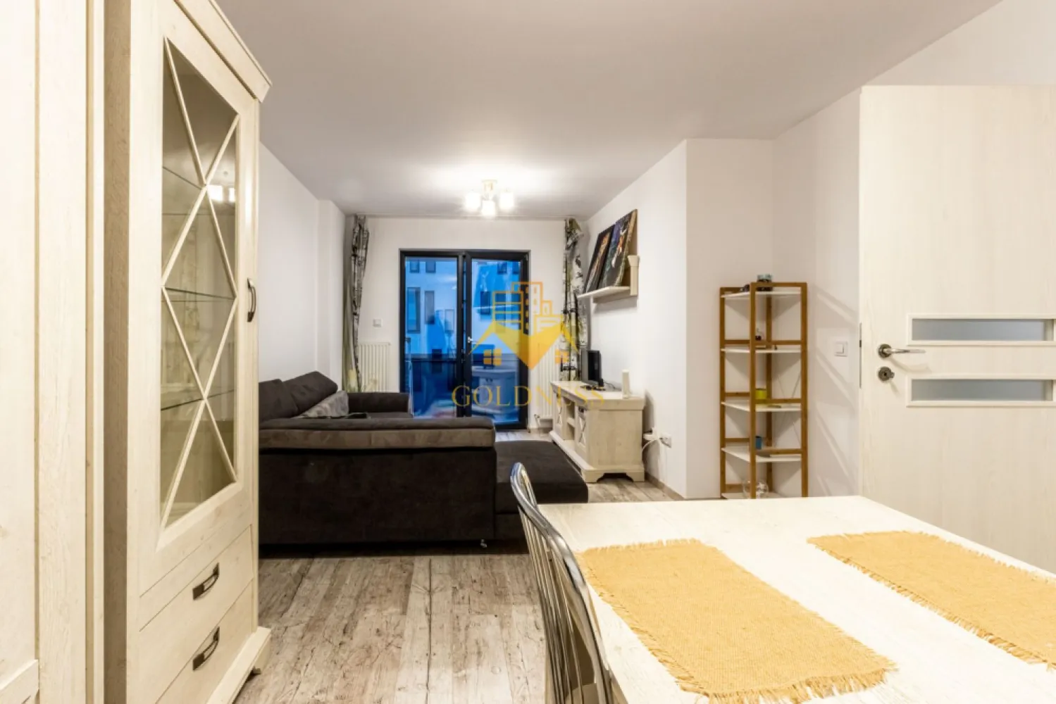 2 camere, modern, garaj, bloc nou, Intre Lacuri Park Lake, Iulius Mall - GOLDNESS Imobiliare vă propune spre închiriere un apartament cu 2 camere complet mobilat și utilat, la etajul 3 într-un imobil de 10 etaje, în cartierul Intre Lacuri. Apartamentul este compartimentat astfel: - dormitor cu pat matrimonial, dressing, noptiere - living cu canapea extensibila, spatii de depozitare, aer conditionat, TV - bucatarie complet dotata si echipata cu plita electrica, masina de spalat vase - baie cu cabina de dus, calorifer port prosop inox și dulap pentru depozitare. - terasa de 6 mp. Imobilul este dotat cu toate cele necesare- centrală proprie, mașină de spălat haine, frigider, plită electrică, hotă, TV, etc. Se află în apropierea stațiilor de transport în comun, magazine, restaurante, spații verzi, farmacii, etc. Dispune de loc de parcare subteran! Dacă sunteți interesați de acest apartament și doriți să îl vizionați, dar și pentru alte oferte sau detalii nu ezitați să ne contactați telefonic sau prin e-mail - goldnessimobiliare@gmail.com. Vă stăm la dispoziție! }}