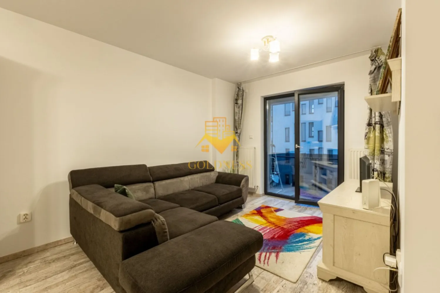 2 camere, modern, garaj, bloc nou, Intre Lacuri Park Lake, Iulius Mall - GOLDNESS Imobiliare vă propune spre închiriere un apartament cu 2 camere complet mobilat și utilat, la etajul 3 într-un imobil de 10 etaje, în cartierul Intre Lacuri. Apartamentul este compartimentat astfel: - dormitor cu pat matrimonial, dressing, noptiere - living cu canapea extensibila, spatii de depozitare, aer conditionat, TV - bucatarie complet dotata si echipata cu plita electrica, masina de spalat vase - baie cu cabina de dus, calorifer port prosop inox și dulap pentru depozitare. - terasa de 6 mp. Imobilul este dotat cu toate cele necesare- centrală proprie, mașină de spălat haine, frigider, plită electrică, hotă, TV, etc. Se află în apropierea stațiilor de transport în comun, magazine, restaurante, spații verzi, farmacii, etc. Dispune de loc de parcare subteran! Dacă sunteți interesați de acest apartament și doriți să îl vizionați, dar și pentru alte oferte sau detalii nu ezitați să ne contactați telefonic sau prin e-mail - goldnessimobiliare@gmail.com. Vă stăm la dispoziție! }}