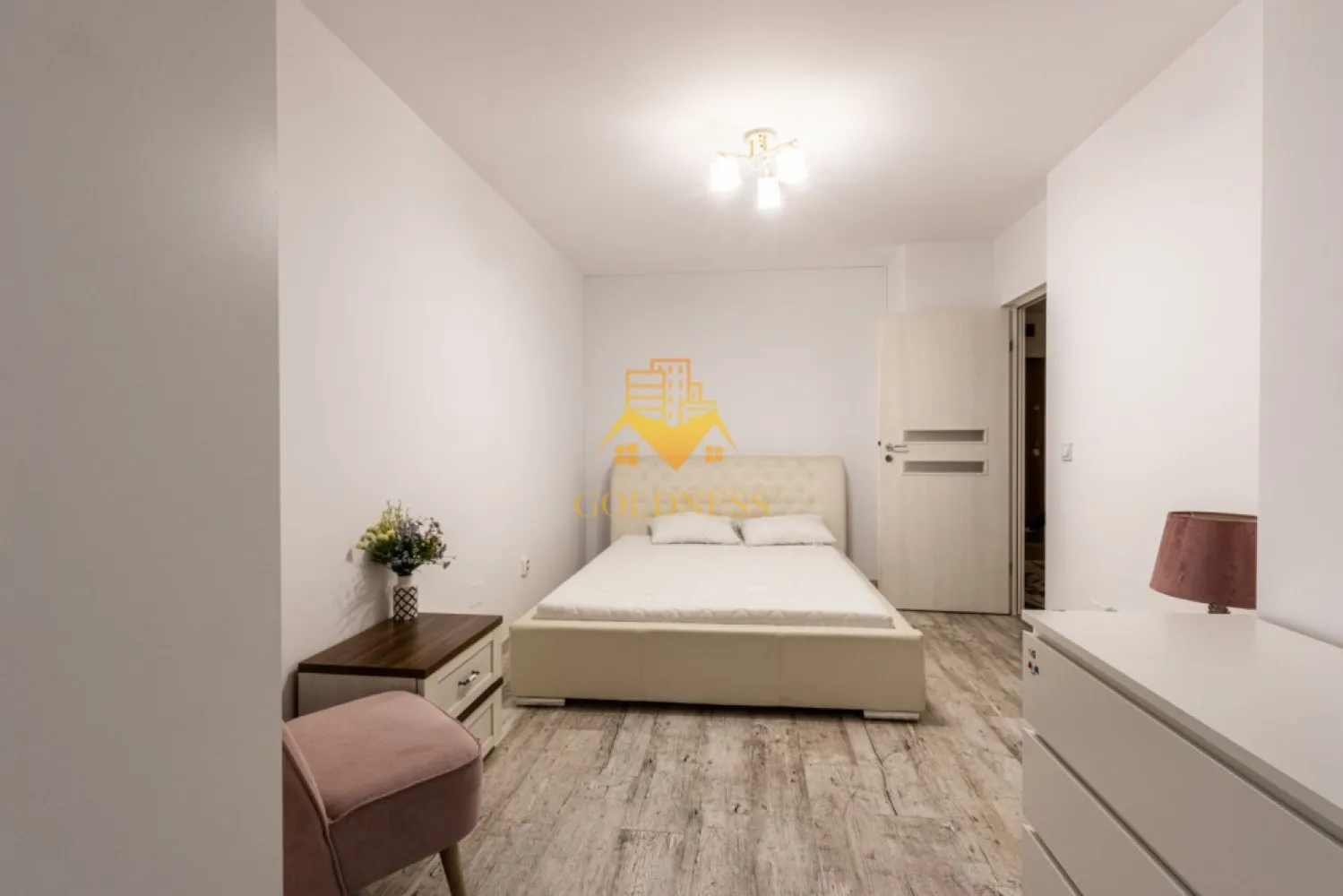 2 camere, modern, garaj, bloc nou, Intre Lacuri Park Lake, Iulius Mall - GOLDNESS Imobiliare vă propune spre închiriere un apartament cu 2 camere complet mobilat și utilat, la etajul 3 într-un imobil de 10 etaje, în cartierul Intre Lacuri. Apartamentul este compartimentat astfel: - dormitor cu pat matrimonial, dressing, noptiere - living cu canapea extensibila, spatii de depozitare, aer conditionat, TV - bucatarie complet dotata si echipata cu plita electrica, masina de spalat vase - baie cu cabina de dus, calorifer port prosop inox și dulap pentru depozitare. - terasa de 6 mp. Imobilul este dotat cu toate cele necesare- centrală proprie, mașină de spălat haine, frigider, plită electrică, hotă, TV, etc. Se află în apropierea stațiilor de transport în comun, magazine, restaurante, spații verzi, farmacii, etc. Dispune de loc de parcare subteran! Dacă sunteți interesați de acest apartament și doriți să îl vizionați, dar și pentru alte oferte sau detalii nu ezitați să ne contactați telefonic sau prin e-mail - goldnessimobiliare@gmail.com. Vă stăm la dispoziție! }}