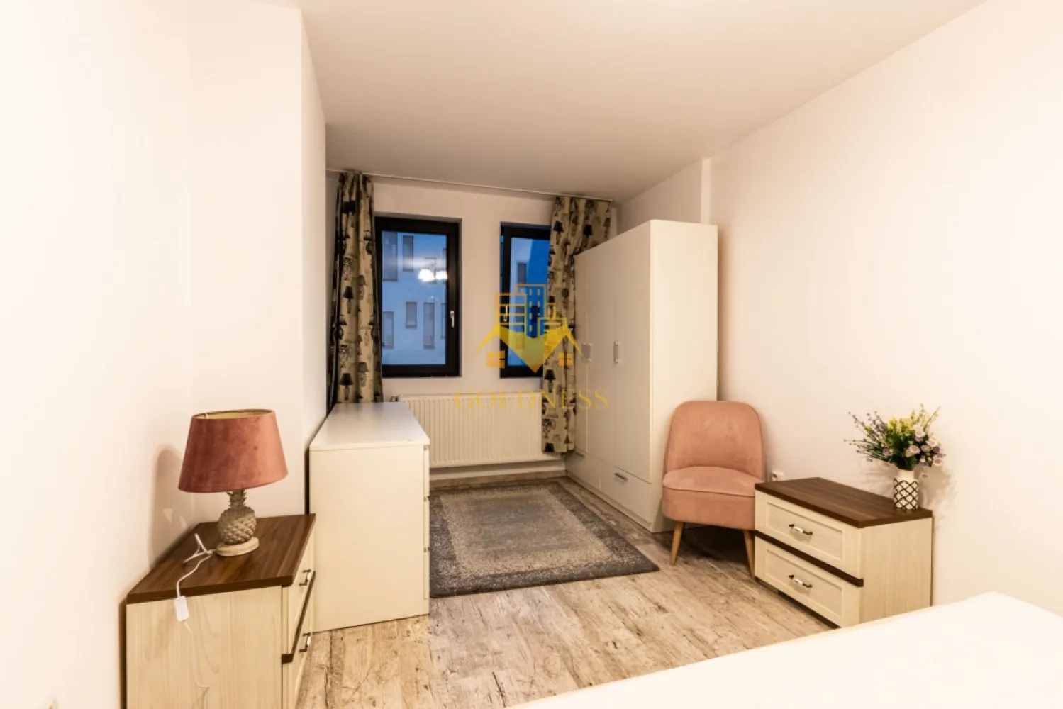 2 camere, modern, garaj, bloc nou, Intre Lacuri Park Lake, Iulius Mall - GOLDNESS Imobiliare vă propune spre închiriere un apartament cu 2 camere complet mobilat și utilat, la etajul 3 într-un imobil de 10 etaje, în cartierul Intre Lacuri. Apartamentul este compartimentat astfel: - dormitor cu pat matrimonial, dressing, noptiere - living cu canapea extensibila, spatii de depozitare, aer conditionat, TV - bucatarie complet dotata si echipata cu plita electrica, masina de spalat vase - baie cu cabina de dus, calorifer port prosop inox și dulap pentru depozitare. - terasa de 6 mp. Imobilul este dotat cu toate cele necesare- centrală proprie, mașină de spălat haine, frigider, plită electrică, hotă, TV, etc. Se află în apropierea stațiilor de transport în comun, magazine, restaurante, spații verzi, farmacii, etc. Dispune de loc de parcare subteran! Dacă sunteți interesați de acest apartament și doriți să îl vizionați, dar și pentru alte oferte sau detalii nu ezitați să ne contactați telefonic sau prin e-mail - goldnessimobiliare@gmail.com. Vă stăm la dispoziție! }}