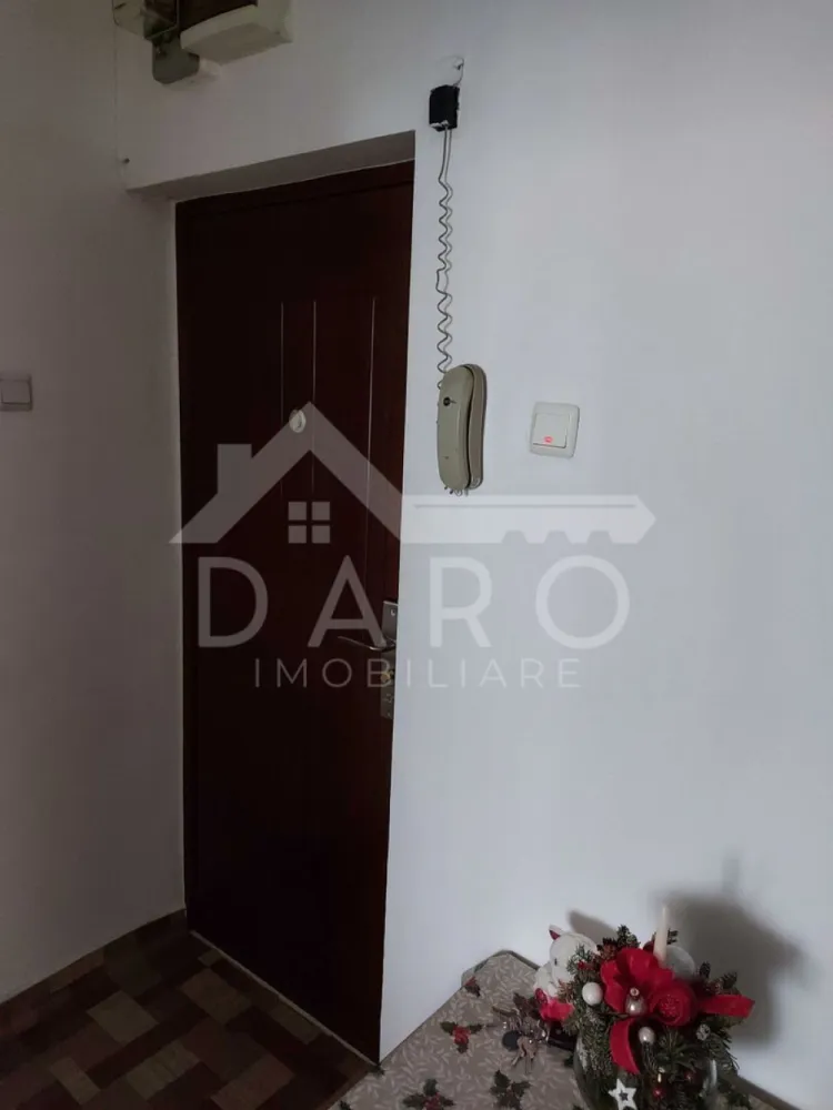 Apartament 2 camere in bloc reabilitat termic - 🏡 Apartament 2 camere de vânzare – Tudor | Str. Brașovului Se oferă spre vânzare apartament cu 2 camere, situat în Târgu Mureș, cartierul Tudor, pe strada Brașovului, colț cu Bulevardul 1 Decembrie 1918, la aproximativ 2 km de centrul orașului. Apartamentul este situat la etajul 2 într-un bloc de 10 etaje, prevăzut cu lift, recent reabilitat termic. 📐 Suprafață: 54 mp 📍 Etaj 2 din 10 ✔ compartimentare decomandată ✔ ideal pentru locuit sau investiție ✔ disponibil imediat Compartimentare: ✔ living ✔ dormitor ✔ bucătărie spațioasă ✔ baie ✔ balcon închis cu termopan Dotări: ✔ centrală termică proprie ✔ geamuri termopan (inclusiv balcon) ✔ bloc cu lift ✔ construcție solidă, edificată înainte de 1977 ℹ Apartamentul nu este amenajat modern, oferind posibilitatea de renovare după propriul gust. Avantaje locație: 📍 acces rapid către restaurante, cafenele și magazine 📍 aproape de școli, grădinițe și instituții de învățământ superior 📍 parcuri în apropiere pentru relaxare 📍 clinici și farmacii în zonă ➕ Contra cost se poate oferi pivniță sau copertină auto. 💰 Preț ușor negociabil. 🤝 Proprietate promovată prin DARO Imobiliare 🏠 Ai nevoie de finanțare pentru achiziție? Prin Kiwi Finance beneficiezi de: ✔ analiză GRATUITĂ a eligibilității ✔ acces la oferte de la peste 12 bănci ✔ negocierea dobânzii în favoarea ta ✔ suport complet până la obținerea creditului 📞 Detalii și vizionări: Coman Maria – DARO Imobiliare & Kiwi Finance 📱 0749 535 729 🔑 DARO Imobiliare – găsim locuința potrivită. 💳 Kiwi Finance – te ajutăm să devii proprietar. }}