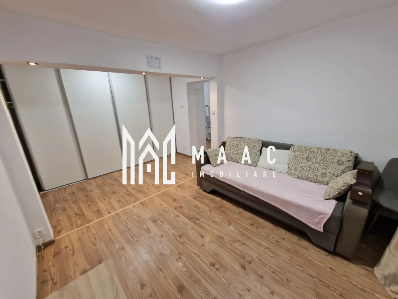 Apartament 3 camere | Parter înalt | Pivnita | Terezian - MAAC Imobiliare vă propune spre vânzare un apartament bine întreținut, situat în cartierul Terezian – o zonă apreciată pentru liniște, accesibilitate și facilitățile din proximitate. Acest apartament de 3 camere se află la parter înalt într-un imobil cu 4 etaje, construit în 1982 și termoizolat, oferind confort termic sporit pe tot parcursul anului. Suprafață utilă: 66 mp Pivniță: 8 mp – spațiu ideal pentru depozitare suplimentară Compartimentarea inteligentă include: Living luminos și primitor 2 dormitoare bine proporționate Bucătărie complet utilată 2 băi, un avantaj apreciat de orice familie Pivniță uscată și accesibilă Apartamentul se vinde complet mobilat și utilat, pregătit pentru mutare imediată – fără necesitatea unor investiții suplimentare. Instalația electrică este refăcută recent Întreținere exemplar realizată Poziționat aproape de puncte de interes – magazine, transport public, școli, zone verzi O locuință ideală pentru familii sau pentru cei care își doresc un spațiu confortabil într-o zonă sigură și bine conectată. Pentru mai multe detalii sau programarea unei vizionări, MAAC Imobiliare vă stă la dispoziție cu drag! ID: CP2837384. }}